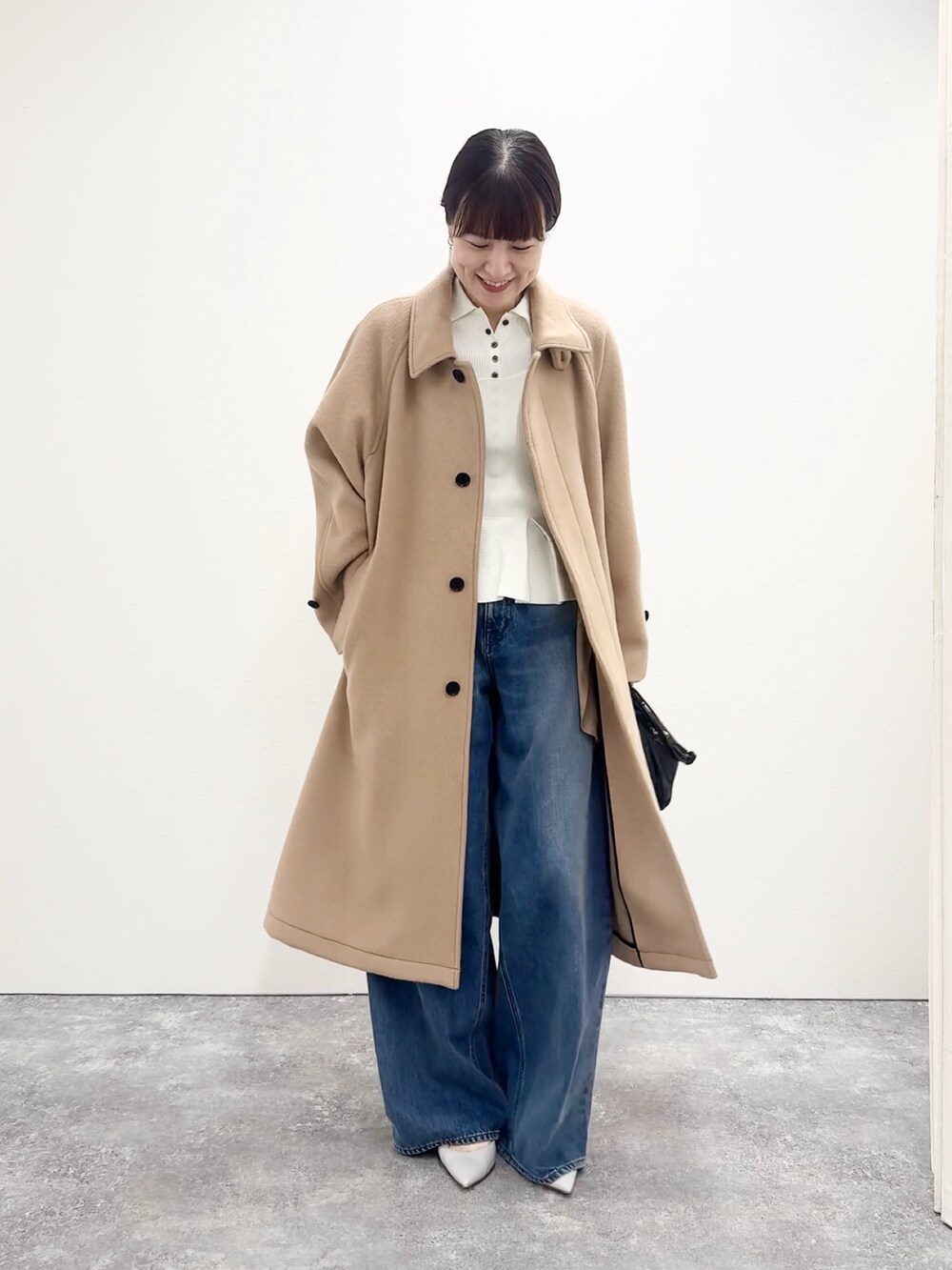 ブルー系のデニムパンツ、ホワイト系のカーディガン/ボレロ、イエロー系のトレンチコートを着用したレディースの夏コーディネートの4枚目の写真