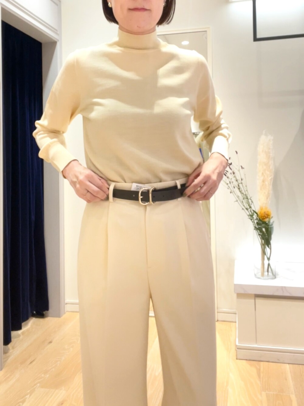 「淡色コーデ、アウター、コート、ピーコート、チェスターコート、ショートコート、パンツスタイル、DeMEllier、きれいめカジュアル、オトナカジュアル、おでかけコーデ、ショルダーバッグ、秋冬、大人女子」|「DEMELLIER LONDONの【DeMellier/デメリエー】Vancouverミニショルダーバッグ(ハンドバッグ、ブラック系)」を使った、yamaguchiさん(レディース・163cm)の秋コーディネートの6枚目の写真