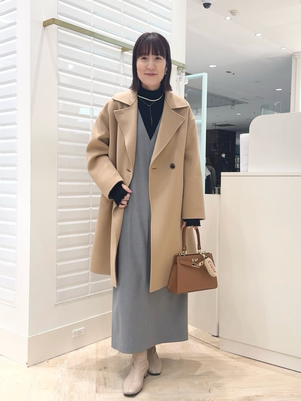「キャメル、キャメルアウター、ベージュ、ベージュコーデ、コート、冬コーデ、クリスマスに着たい服、休日スタイル、お出かけコーデ、クリスマスコーデ、リバーコート、ワンピース 」|「NOLLEY’Sの《セットアップ対応》ウォッシャブル両面起毛2WAYワンピース(ワンピース、グレー系)」を使った、yamaguchiさん(レディース・163cm)の冬コーディネートの9枚目の写真