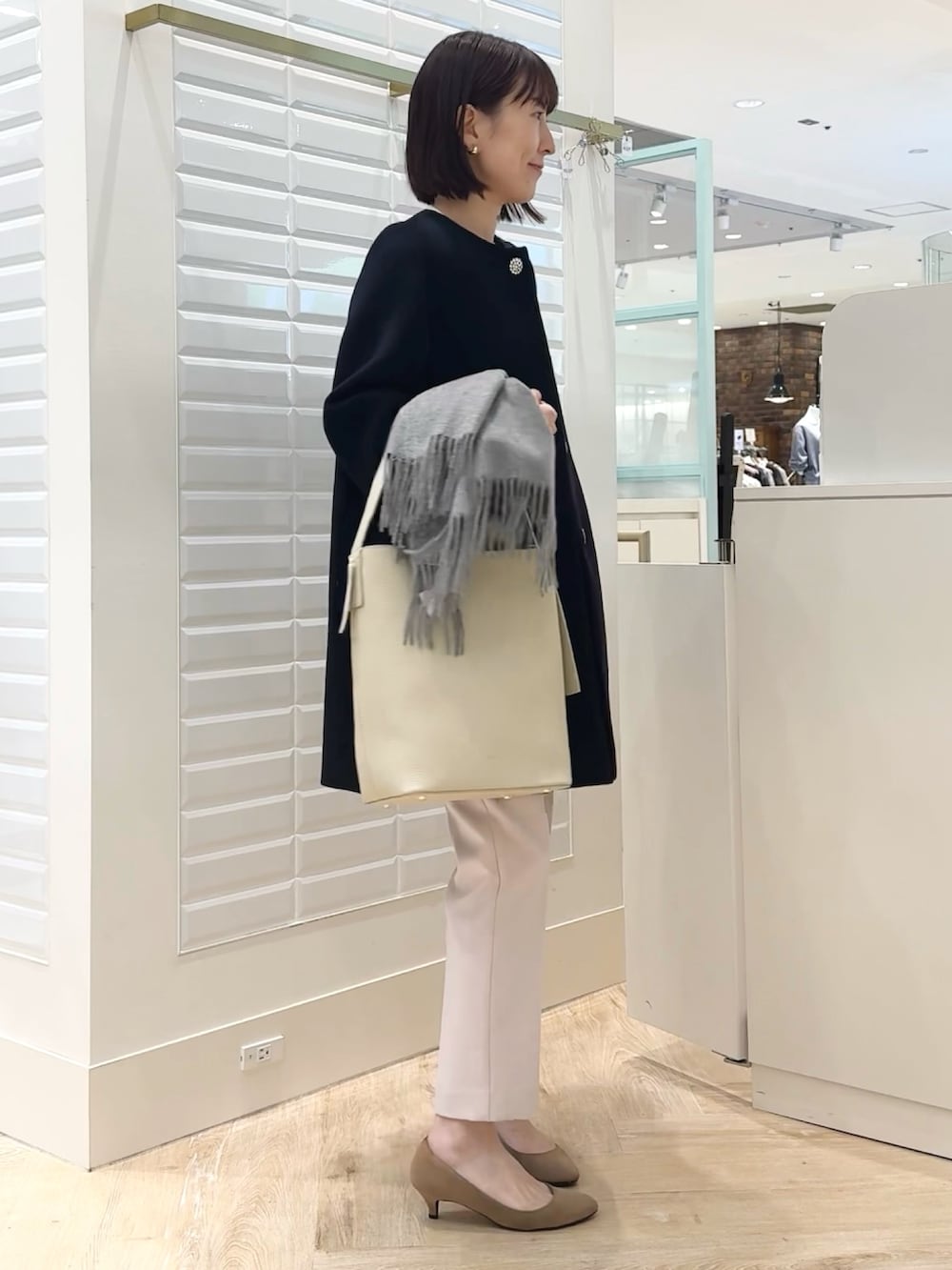 「コート、ロングコート、ショートコート、ノーカラーコート、冬コーデ、オフィスカジュアル、お出かけコーデ、冬アウター、カシミヤ、甘め、大人可愛い、結婚式、オケージョン、アウター、カシミヤマフラー」｜「NOLLEY’Sの《セットアップ対応》ウォッシャブルウール調スリムパンツ（その他パンツ、ピンク系）」を使った、yamaguchiさん（レディース・163cm）の秋コーディネートの5枚目の写真