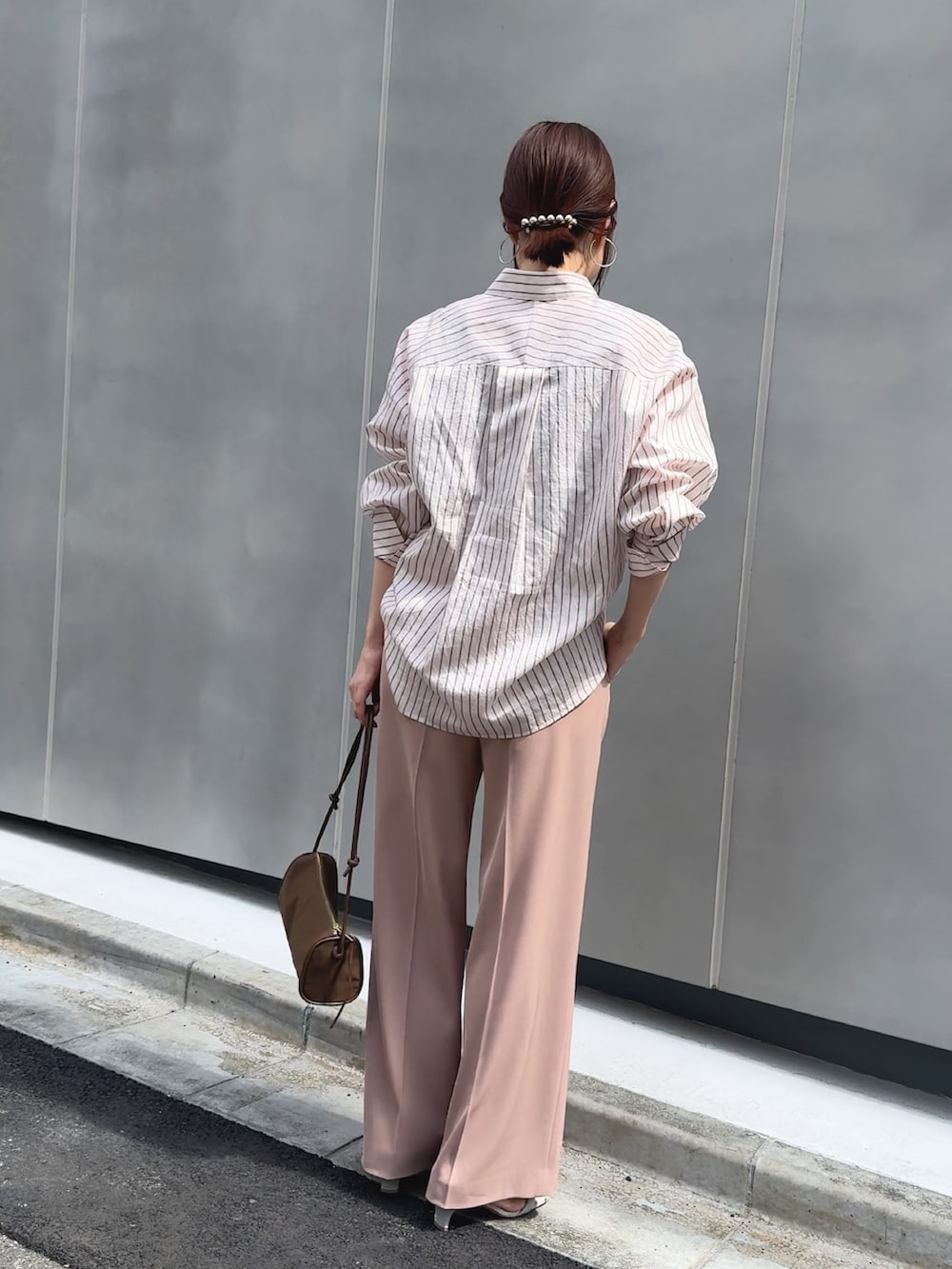 ピンク系のその他パンツ、ブラウン系のショルダーバッグ、ピンク系のシャツ/ブラウスを着用したレディースの春コーディネートの4枚目の写真
