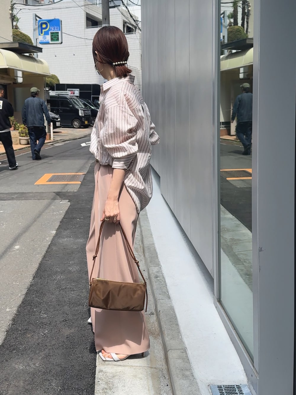 ピンク系のその他パンツ、ブラウン系のショルダーバッグ、ピンク系のシャツ/ブラウスを着用したレディースの春コーディネートの6枚目の写真