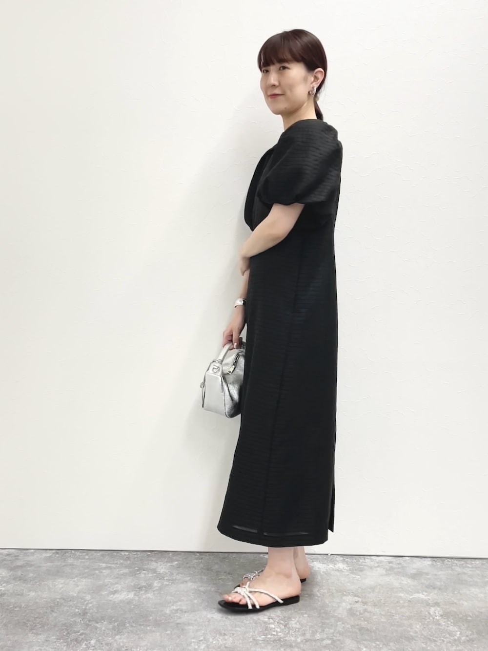 「ワントーンコーデ、ワンピース、ワンピーススタイル、ブラック、黒ワンピ、シルバー、パフスリーブ、袖ボリューム、袖コンシャス、大人カジュアル、シンプルコーデ、春夏コーデ」｜「LAURA DI MAGGIOの【LAURA DI MAGGIO/ ラウラディマッジョ】オープンハンドルショルダーバッグ（ショルダーバッグ、シルバー系）」を使った、yamaguchiさん（レディース・163cm）の春コーディネートの4枚目の写真