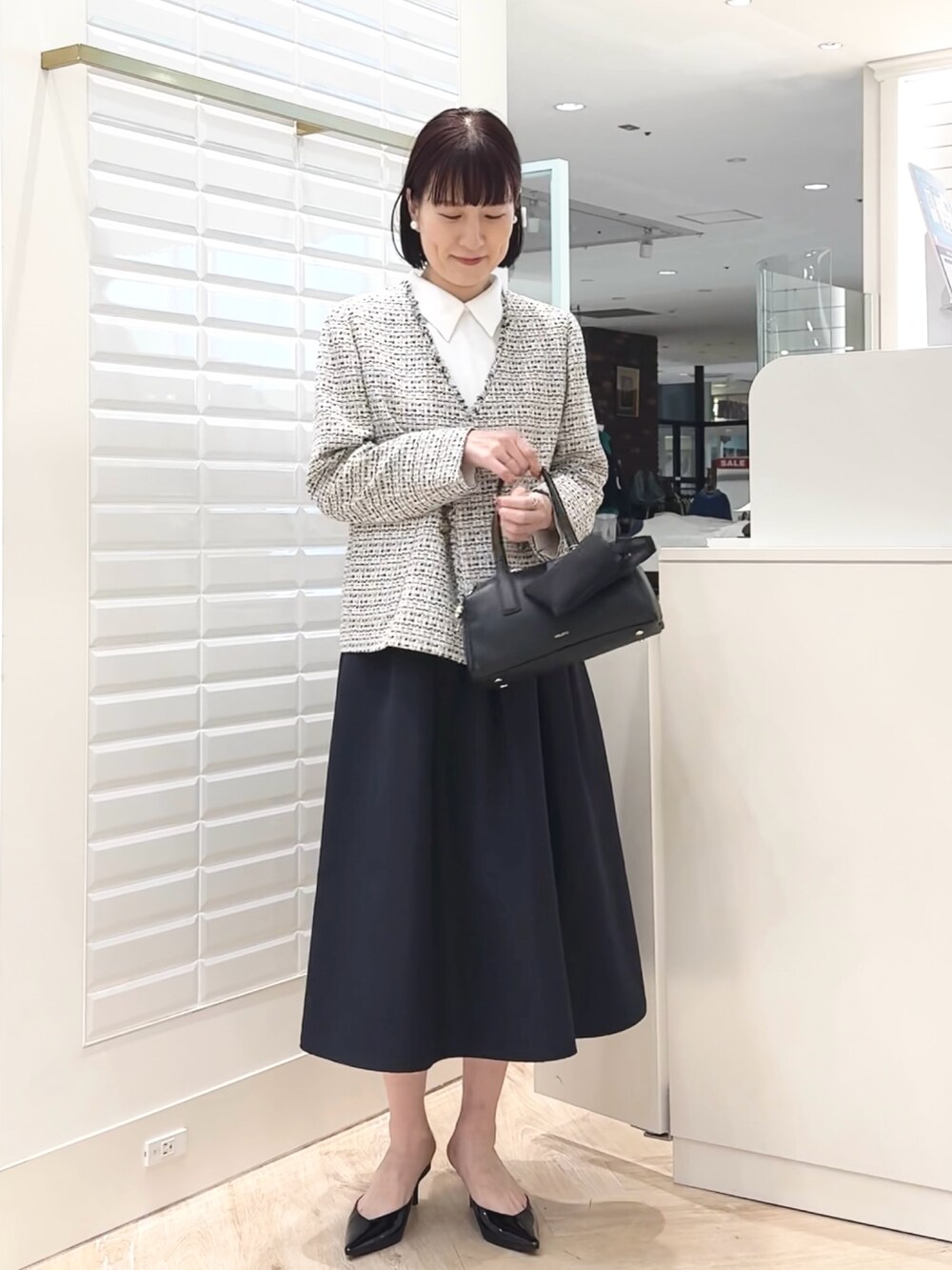 「ジャケット、ジャケットスタイル、ツイード、ツイードジャケット、オケージョン、セレモニー、卒業式、入学式、入園式」｜「NOLLEY’Sの横長ボストン　チュールサブバック付き（ボストンバッグ、ブラック系）」を使った、yamaguchiさん（レディース・163cm）の冬コーディネートの3枚目の写真