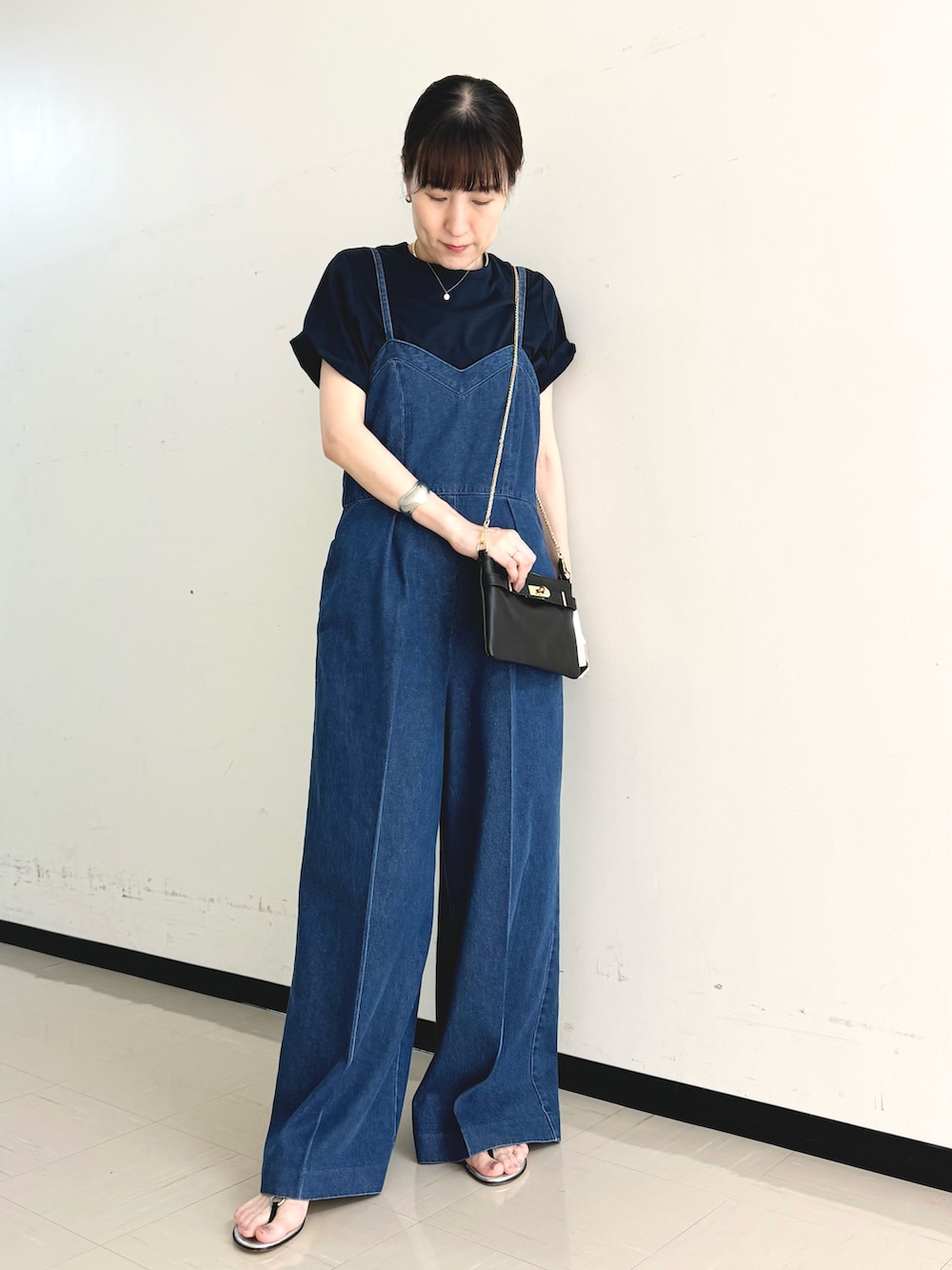 「デニム、デニムコーデ、デニムパンツ、サロペット、オールインワン、オールインワンサロペット、ワイドパンツ、ワントーン、Tシャツ、レイヤードスタイル、テーマパークコーデ、大人女子、オトナ女子」｜「NOLLEY’S SophiのW&W スムース Tシャツ（Tシャツ/カットソー、ブルー系）」を使った、yamaguchiさん（レディース・163cm）の夏コーディネートの3枚目の写真