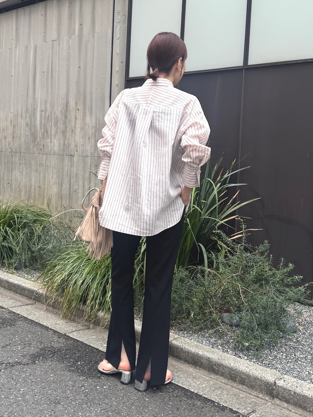 ピンク系のシャツ/ブラウス、ベージュ系のショルダーバッグ、ピンク系のバックパック/リュックを着用したレディースの春コーディネートの4枚目の写真