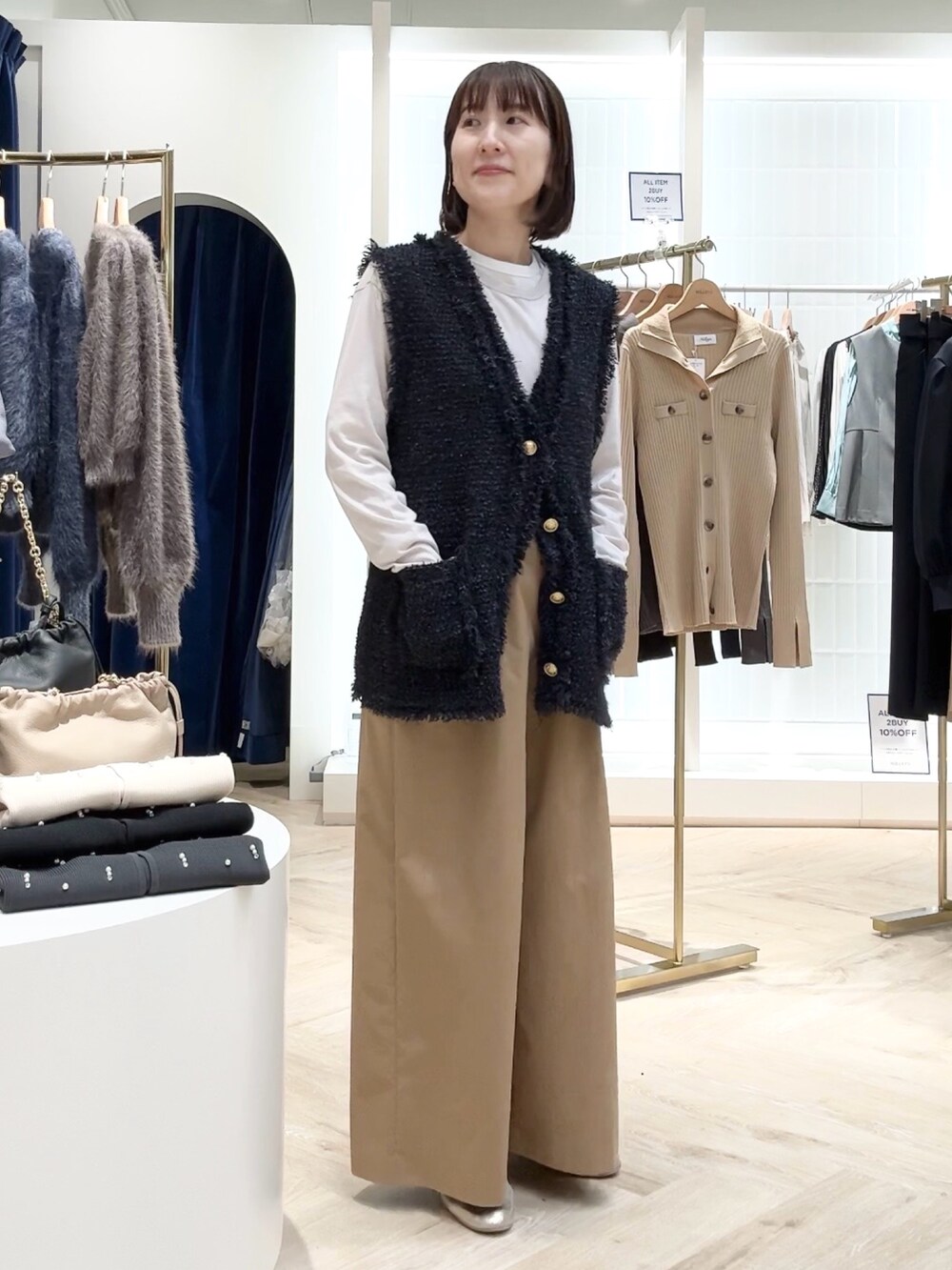 イエロー系のその他パンツ、ブルー系のベスト、ベージュ系のTシャツ/カットソーを着用したレディースの秋コーディネートの8枚目の写真