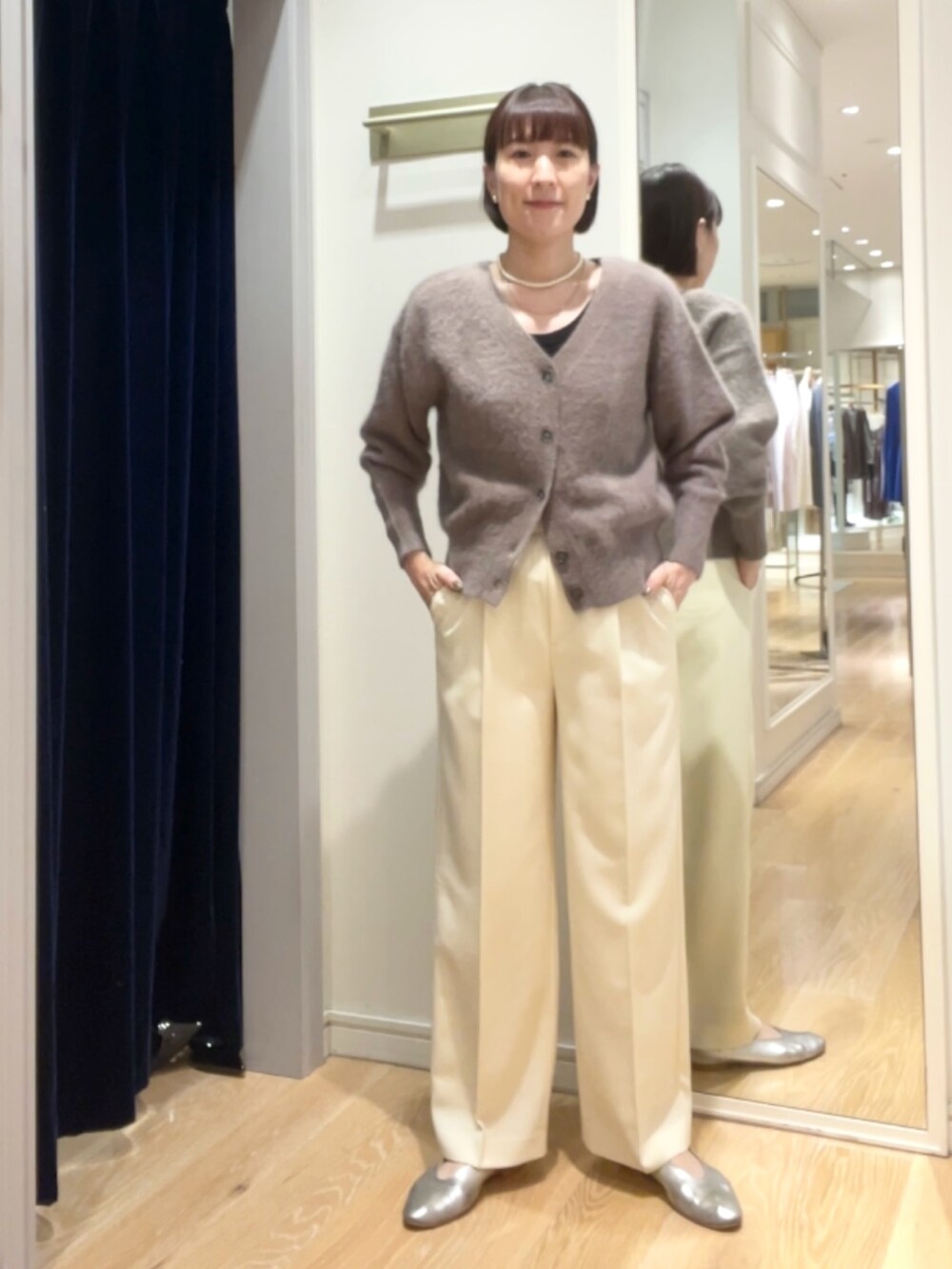 ブラウン系のカーディガン/ボレロ、ホワイト系のその他パンツを着用したレディースの秋コーディネートの6枚目の写真