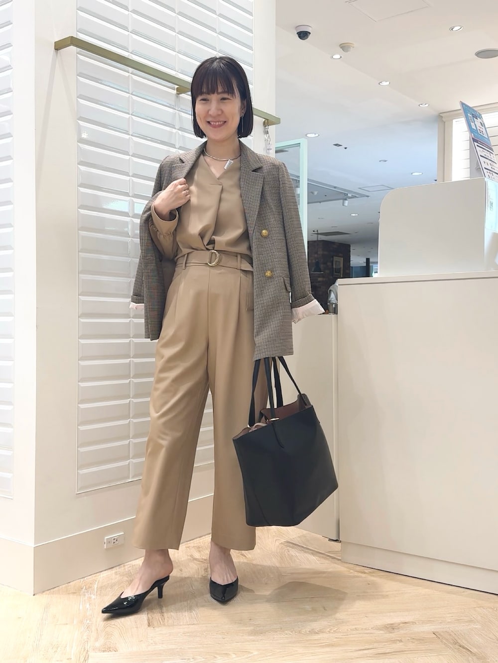 ベージュ系のテーラードジャケット、ベージュ系のその他パンツ、ベージュ系のシャツ/ブラウスを着用したレディースの秋コーディネートの7枚目の写真