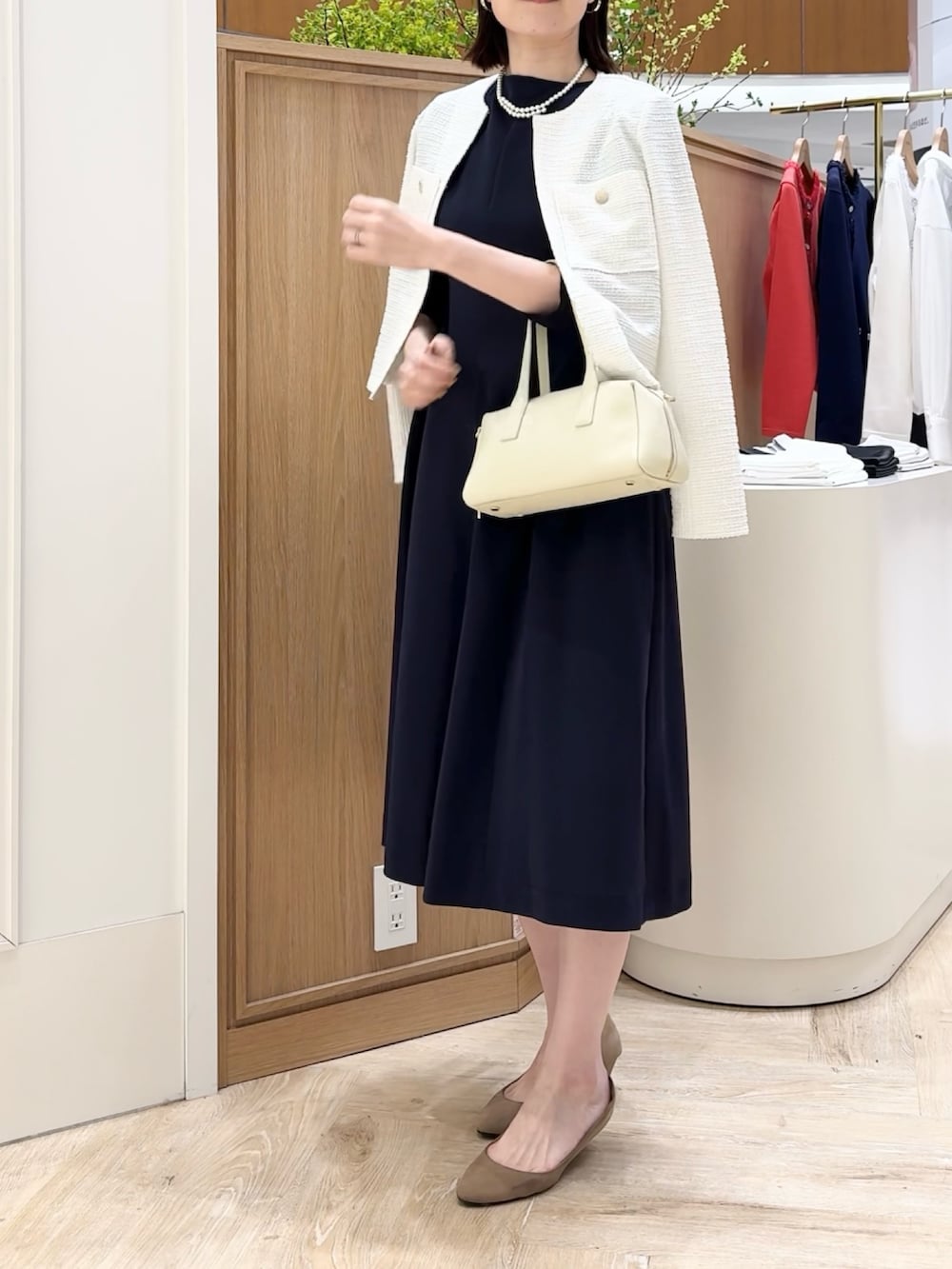「ジャケット、ワンピース、ワンピーススタイル、お呼ばれスタイル、お呼ばれ、セレモニー、セレモニーコーデ、入学式コーデ、入学式、パールネックレス、パールアクセ、ボストンバッグ、バッグ、フレアワンピース、ネイビー」|「grace grace の【grace grace/グラスグラス】シェルパールオーバーショートネックレス(ネックレス、ホワイト系)」を使った、yamaguchiさん(レディース・163cm)の春コーディネートの5枚目の写真