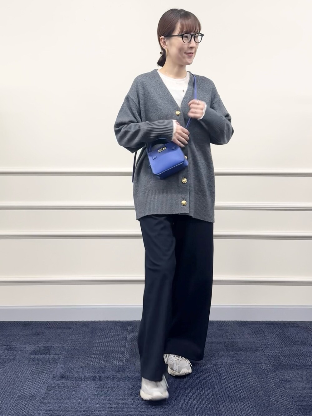 ブルー系のその他パンツ、ホワイト系のTシャツ/カットソー、グレー系のカーディガン/ボレロを着用したレディースの秋コーディネートの2枚目の写真