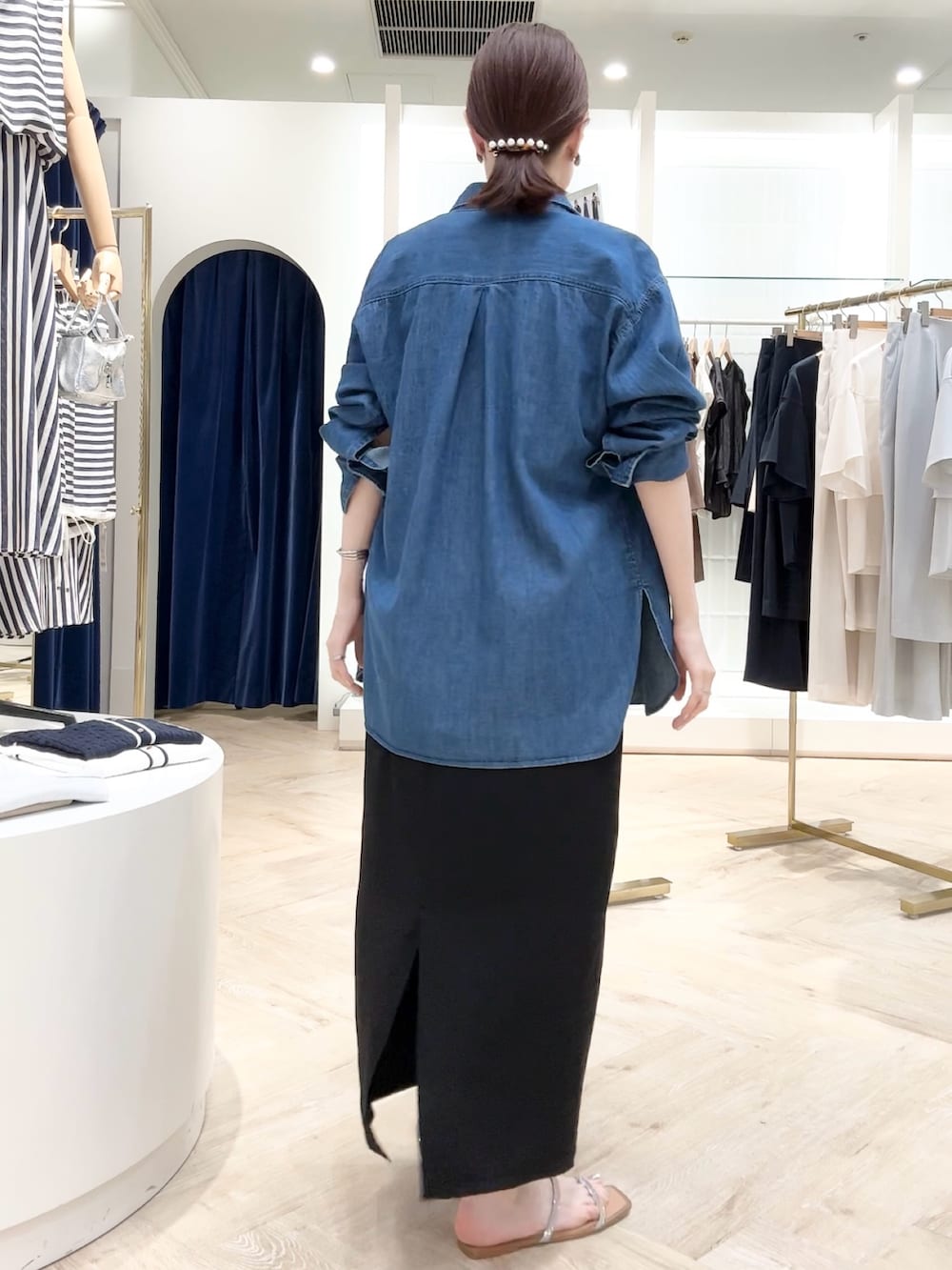 「デニムジャケット、デニムコーデ、デニム、デニムシャツ、シャツスタイル、シャツ、シャツコーデ、ブラックコーデ」｜「NOLLEY’Sの【松葉☆別注アイテム】《セットアップ対応》エアリージョーゼットイージータイトスカート（スカート、ブラック系）」を使った、yamaguchiさん（骨格ナチュラル・レディース・163cm）の夏コーディネートの2枚目の写真