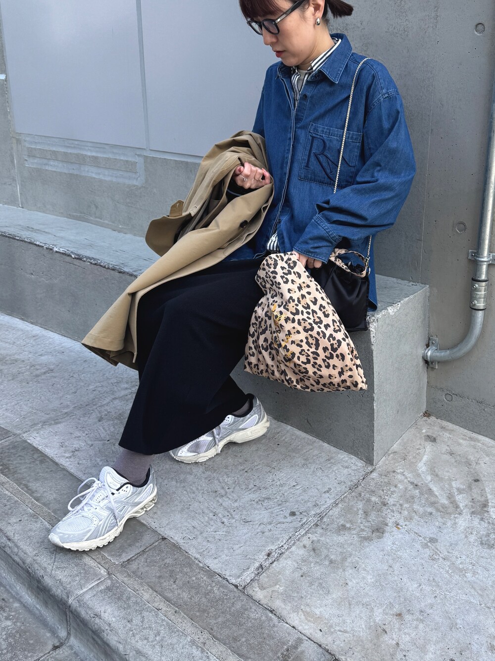 「メガネ女子、デニムコーデ、ニットスカート、スカートスタイル、スカート、スニーカーコーデ、スニーカー、シャツスタイル、レイヤード、レイヤードスタイル、ストライプシャツ、ストライプ、レオパード、ひょう柄」|「Rie Millerの【RM denim】刺繍入りビッグデニムシャツ(シャツ/ブラウス、ブルー系)」を使った、yamaguchiさん(レディース・163cm)の冬コーディネートの5枚目の写真