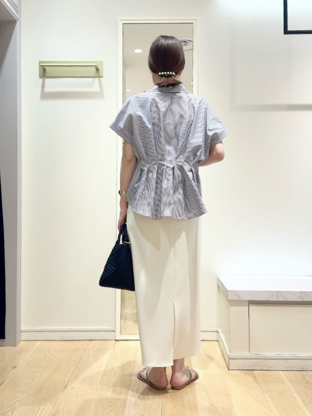 ホワイト系のスカート、ブルー系のショルダーバッグ、ブルー系のシャツ/ブラウスを着用したレディースの夏コーディネートの4枚目の写真