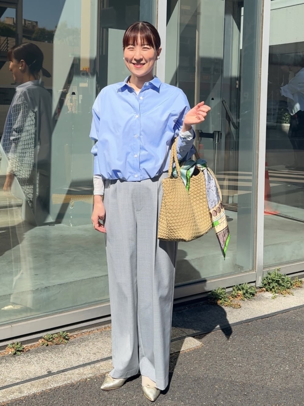 「シャツスタイル、シャツ、シャツコーデ、シャツ好き集まれ、青シャツ、ショート丈、パンツスタイル、パンツコーデ、サロペット、メッシュバッグ、メッシュ、スカーフ、マニプリ」｜「NOLLEY’Sの《オールシーズン対応》ウォッシャブルHandsomeサスペンダー2WAYパンツ（その他パンツ、グレー系）」を使った、yamaguchiさん（レディース・163cm）の春コーディネートの2枚目の写真