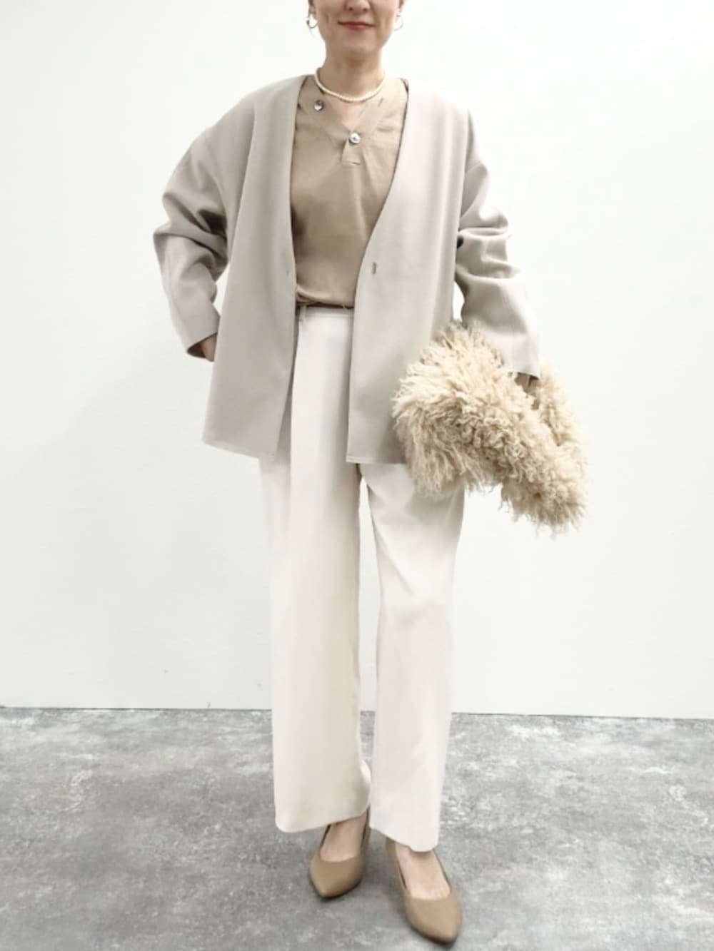 ホワイト系のその他パンツ、ベージュ系のショルダーバッグ、ベージュ系のカーディガン/ボレロを着用したレディースの秋コーディネートの5枚目の写真