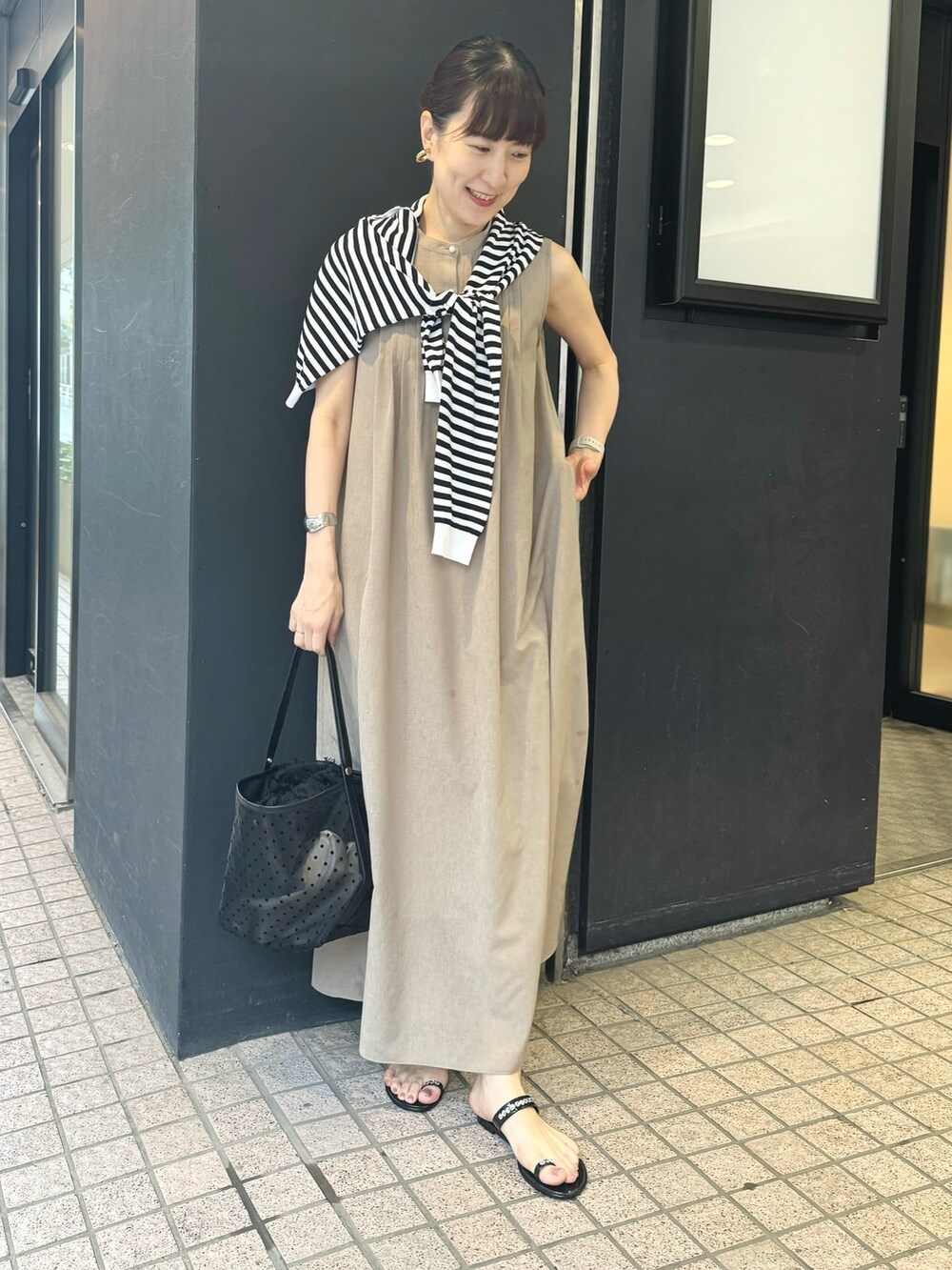 「ワンピース、ワンピーススタイル、シャツワンピ、ワントーン、ボーダー、カーディガン肩かけ、カーディガン、チュールバッグ、雨の日コーデ、梅雨コーデ、夏コーデ、きれいめカジュアル、サンダル、オトナカジュアル、ロングワンピース」|「FABIO RUSCONIの【FABIO RUSCONI/ファビオルスコーニ】PVCビジューサンダル(サンダル、ブラック系)」を使った、yamaguchiさん(レディース・163cm)の夏コーディネートの2枚目の写真