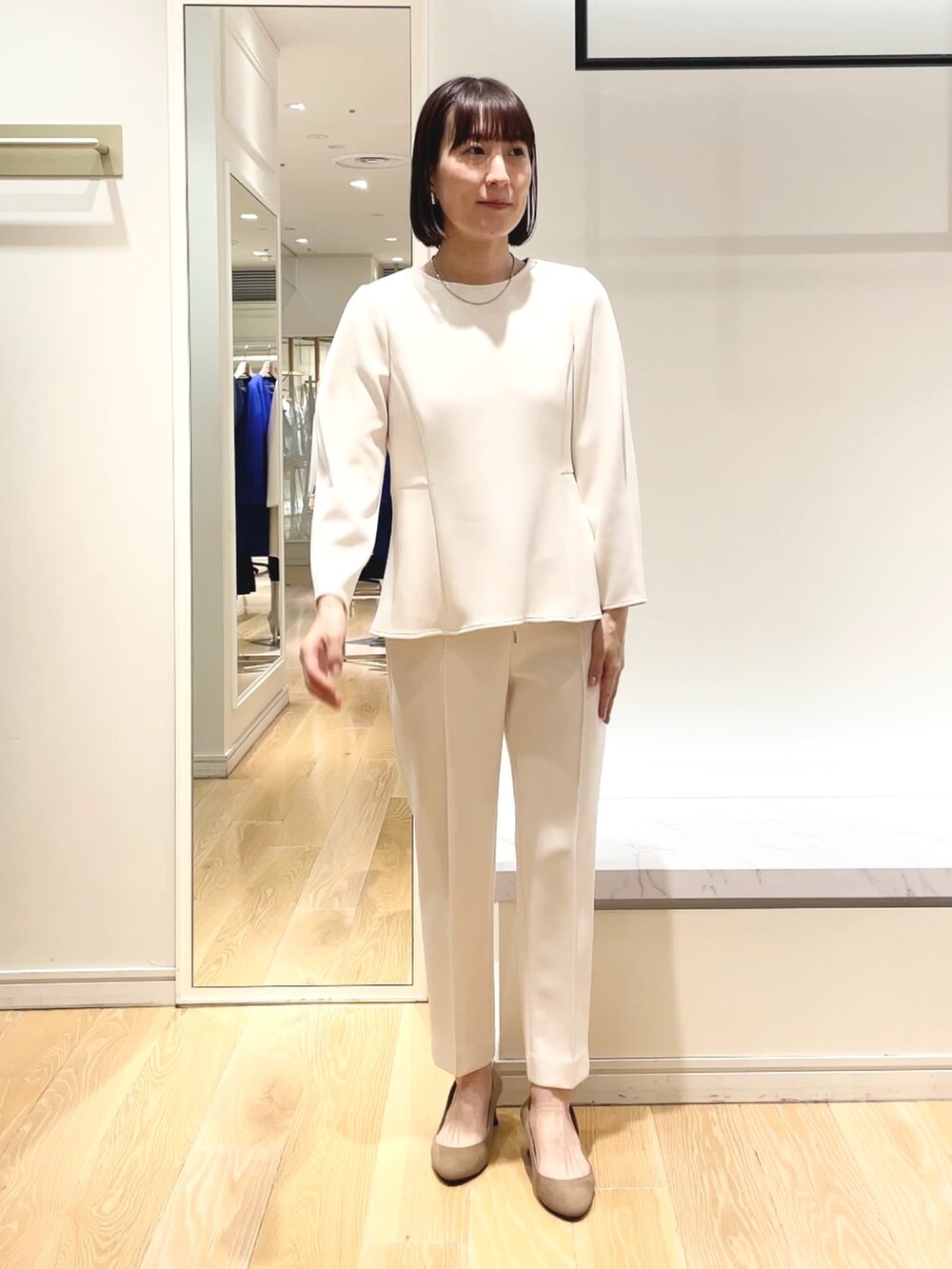 ホワイト系のその他パンツ、ホワイト系のTシャツ/カットソー、ブラック系のショルダーバッグを着用したレディースの冬コーディネートの4枚目の写真