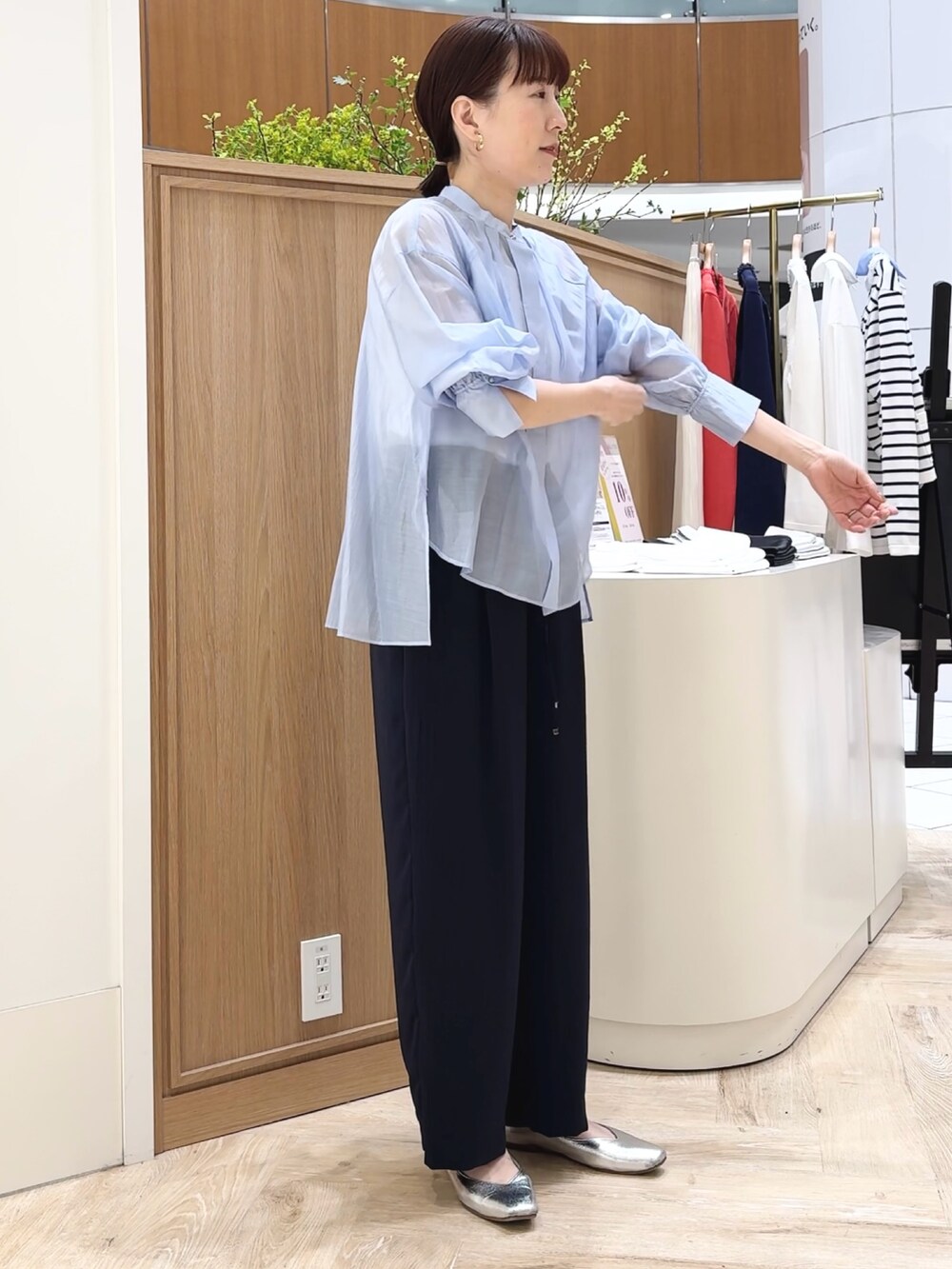「かごバッグ、スカーフ、シアー、シアートップス、シアーシャツ、シャツ、シャツスタイル、シャツコーデ、シャツ/ブラウス、バンドカラーシャツ、爽やかコーデ、タンクトップ、初夏コーデ」｜「grace grace のニュアンスG型ピアス（ピアス（両耳用）、シルバー系）」を使った、yamaguchiさん（レディース・163cm）の春コーディネートの9枚目の写真