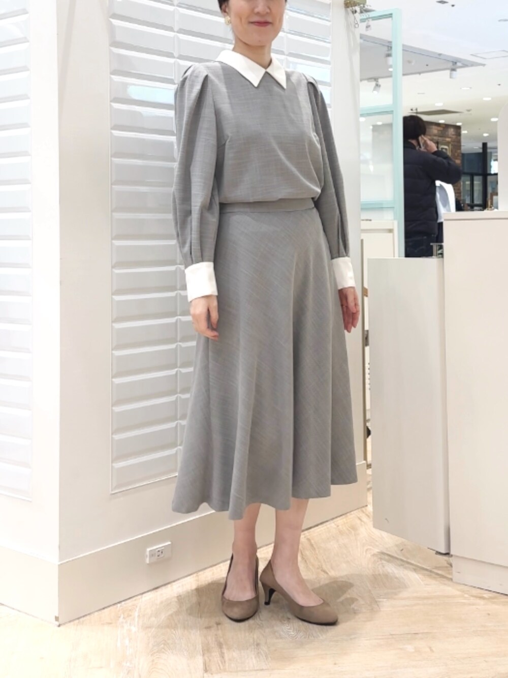 「おでかけコーデ、オフィスカジュアル、スカート、スカートスタイル、スカートコーデ、セットアップ、フォーマル、フォーマル/セレモニー、オケージョン、卒業式、卒園式、入学式、入園式、襟付きトップス、襟付きワンピース」｜「NOLLEY’Sのプレートイヤリング（イヤリング、ゴールド系）」を使った、yamaguchiさん（レディース・163cm）の冬コーディネートの4枚目の写真