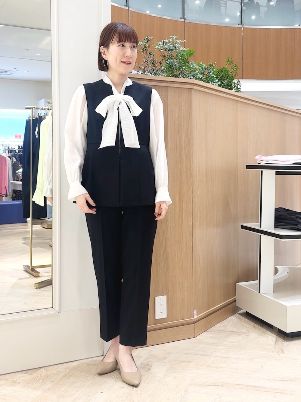 ブルー系のその他パンツ、ブルー系のベスト、ホワイト系のシャツ/ブラウスを着用したレディースの冬コーディネートの2枚目の写真