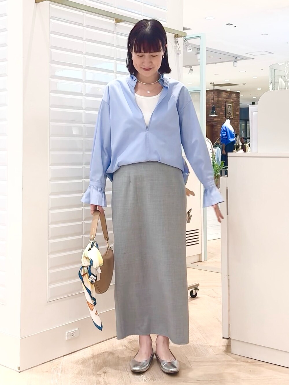 「スカートスタイル、スカート、スカートコーデ、グレー、タイトスカート、シャツ、シャツスタイル、スキッパーシャツ、プリーツ、フリル、フリルトップス、フリルブラウス、春コーデ、オトナカジュアル、40代ファッション」|「NOLLEY’Sの《オールシーズン対応》ウォッシャブルHandsomeフリンジタイトスカート(スカート、グレー系)」を使った、yamaguchiさん(レディース・163cm)の春コーディネートの3枚目の写真