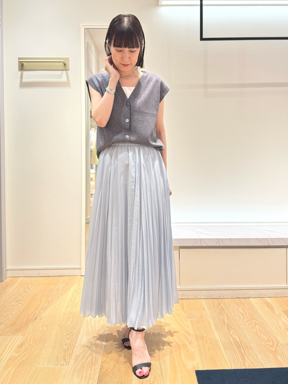 「プリーツスカート、スカート、スカートスタイル、ニット、ニットベスト、ニットコーデ、ブルベ夏、淡色コーデ、きれいめカジュアル、フェミニンコーデ、お出かけコーデ、シンプル、爽やかコーデ」｜「NOLLEY’S Sophiの《手洗い可能》総針Vネックラメベスト（ベスト、グレー系）」を使った、yamaguchiさん（レディース・163cm）の夏コーディネートの3枚目の写真