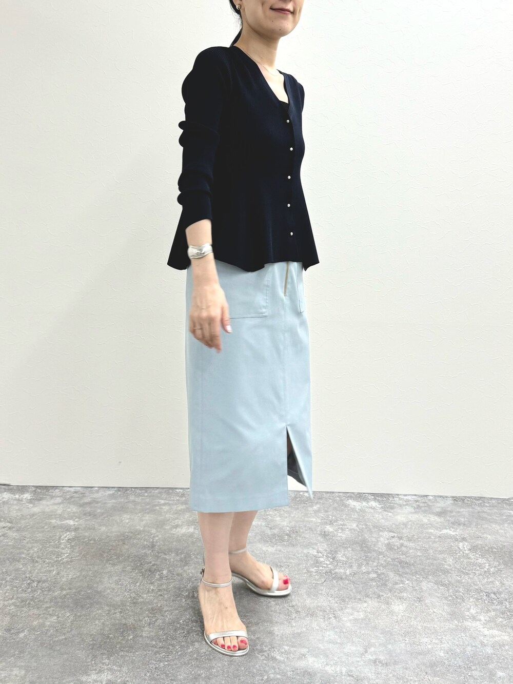 ブルー系のカーディガン/ボレロ、ブルー系のスカート、シルバー系のサンダルを着用したレディースの夏コーディネートの9枚目の写真