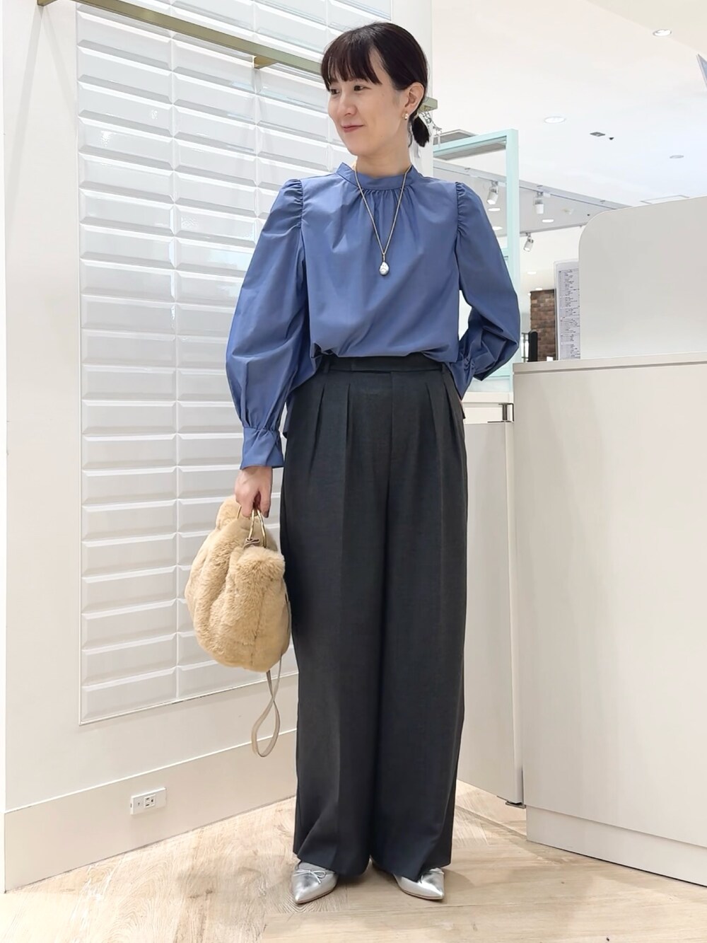 ブルー系のシャツ/ブラウス、ベージュ系のショルダーバッグ、グレー系のその他パンツを着用したレディースの秋コーディネートの6枚目の写真