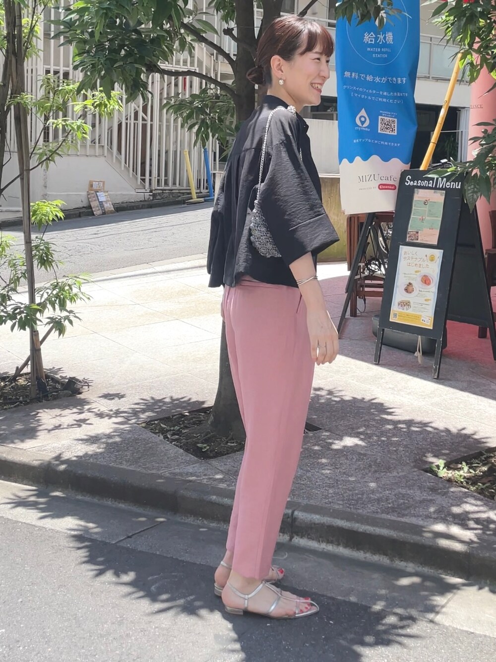 シルバー系のサンダル、ブラック系のシャツ/ブラウス、ピンク系のその他パンツを着用したレディースの夏コーディネートの2枚目の写真