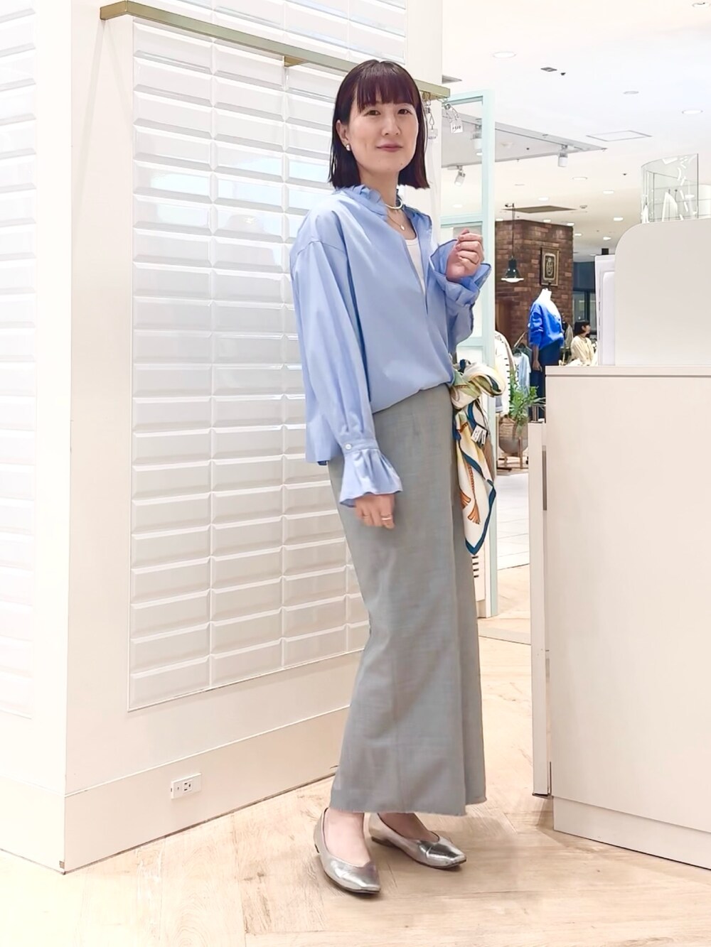 「スカートスタイル、スカート、スカートコーデ、グレー、タイトスカート、シャツ、シャツスタイル、スキッパーシャツ、プリーツ、フリル、フリルトップス、フリルブラウス、春コーデ、オトナカジュアル、40代ファッション」|「NOLLEY’Sの《オールシーズン対応》ウォッシャブルHandsomeフリンジタイトスカート(スカート、グレー系)」を使った、yamaguchiさん(レディース・163cm)の春コーディネートの7枚目の写真