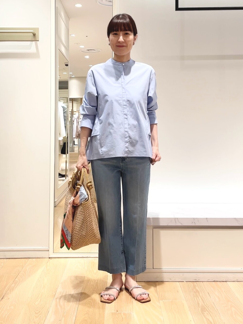 「ブラウス、ぺプラムトップス、ぺプラム、フリル、青シャツ、ワントーンコーデ、デニム、デニムパンツ、スカーフアレンジ、マニプリ、manipuri、お出かけコーデ、春のNewスタイル」|「NOLLEY’S Sophiのペプラムシャツブラウス(シャツ/ブラウス、ブルー系)」を使った、yamaguchiさん(レディース・163cm)の春コーディネートの6枚目の写真