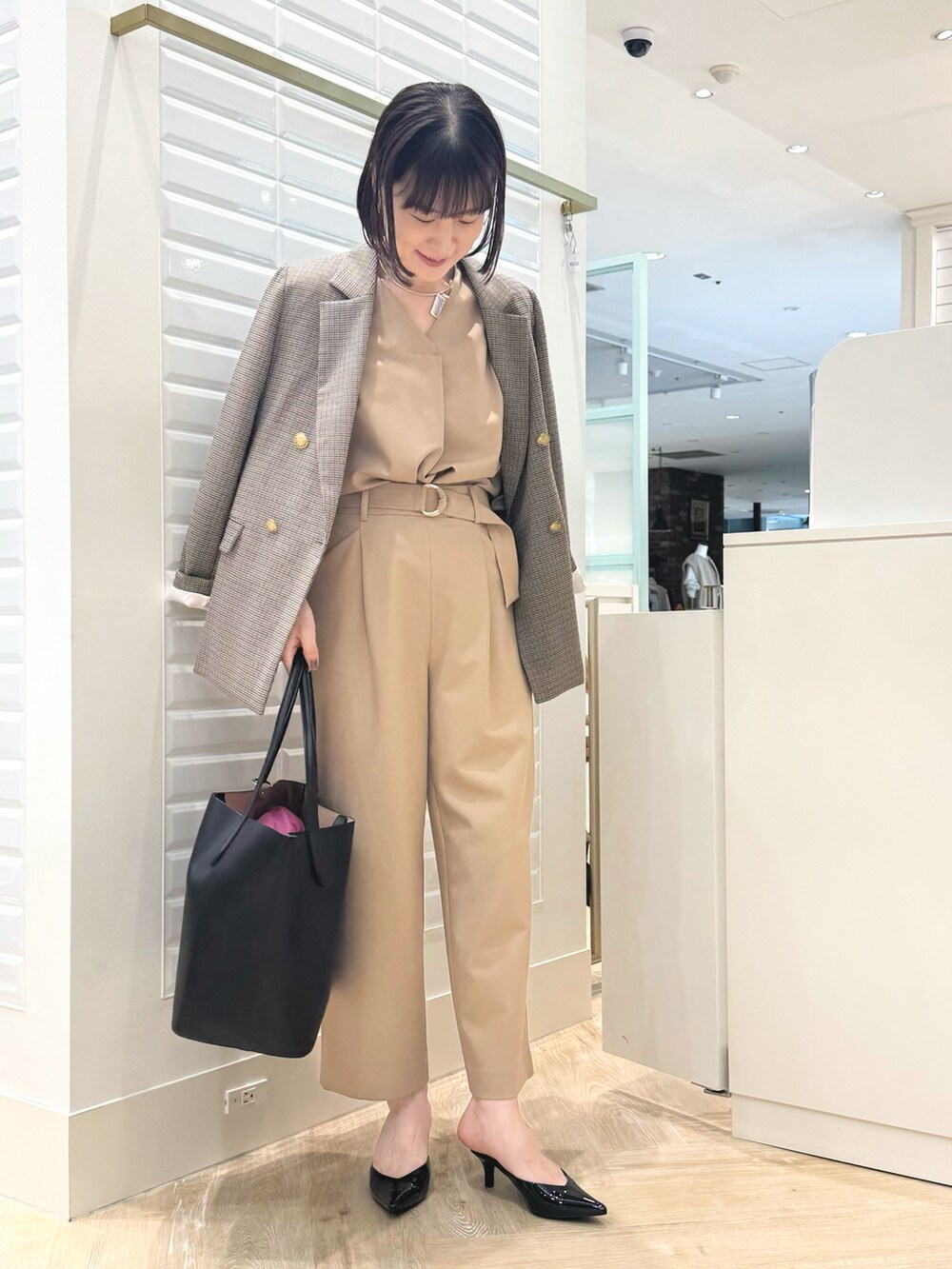 ベージュ系のテーラードジャケット、ベージュ系のその他パンツ、ベージュ系のシャツ/ブラウスを着用したレディースの秋コーディネートの4枚目の写真