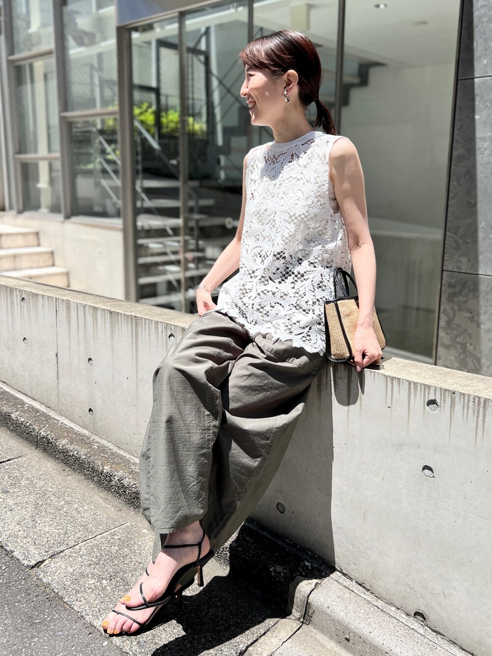 ブラック系のトートバッグ、グリーン系のその他パンツ、ホワイト系のシャツ/ブラウスを着用したレディースの夏コーディネートの2枚目の写真