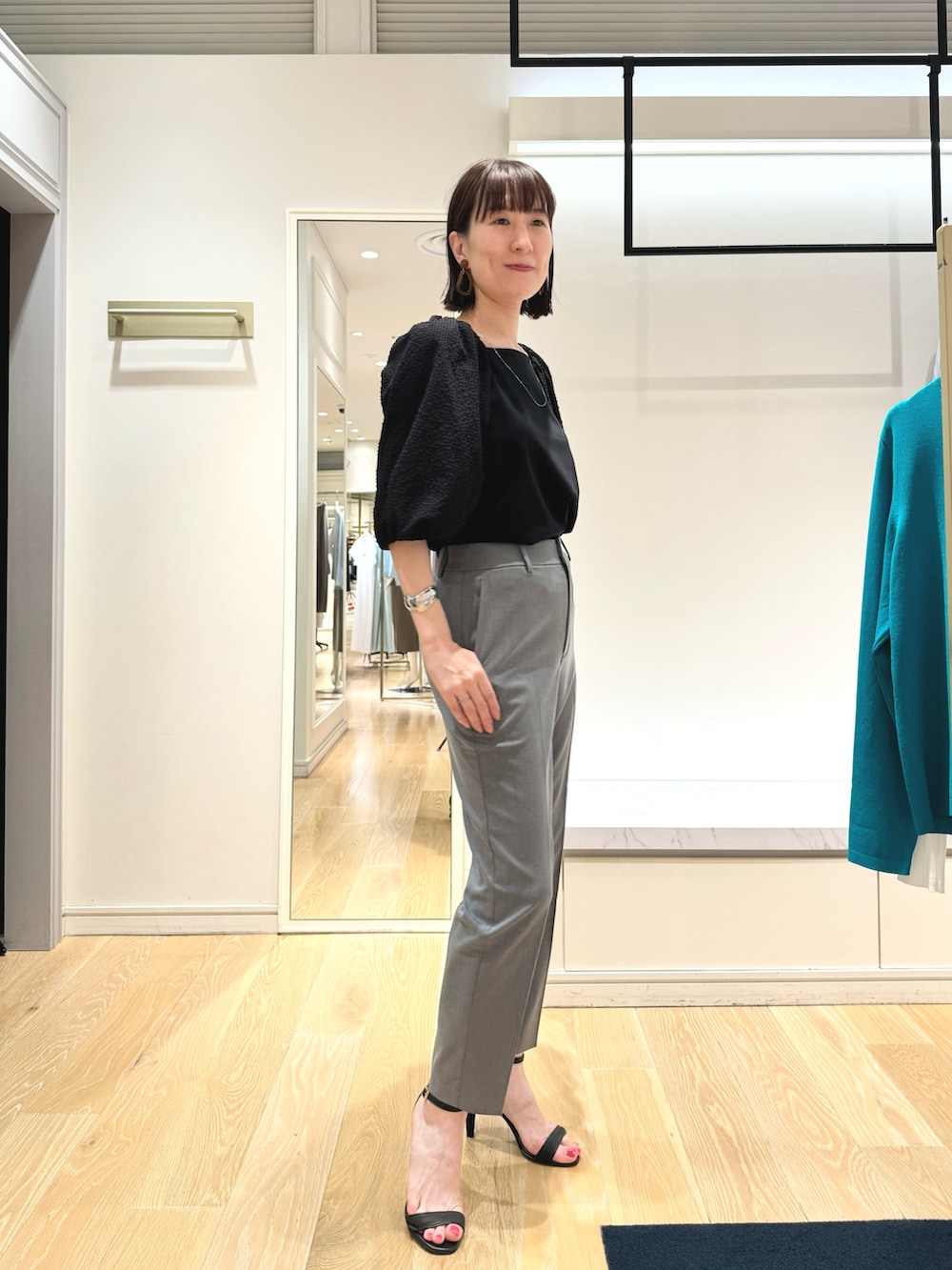 「モノトーン、パフスリーブ、ブラック、パンツスタイル、グレーパンツ、オフィスカジュアル、オフィススタイル、オフィスコーデ、クロップドパンツ、お仕事コーデ、ワントーンコーデ、ブラックコーデ、きちんとスタイル、袖ボリューム、ボリューム袖」｜「NOLLEY’Sの【grace grace/グラスグラス】10Kペタルチェーンミディアムネックレス（60㎝）（ネックレス、ゴールド系）」を使った、yamaguchiさん（レディース・163cm）の夏コーディネートの7枚目の写真