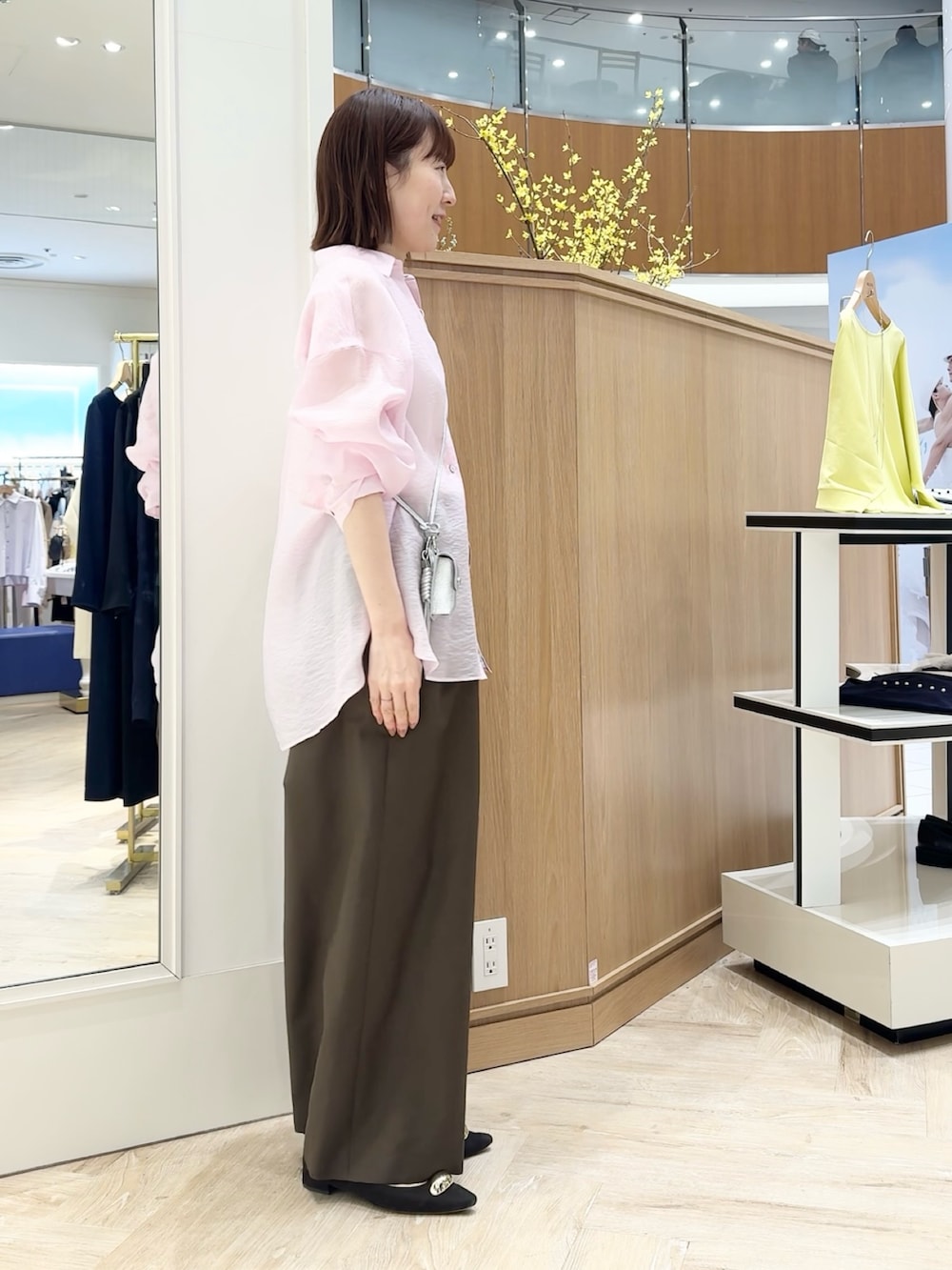 ブラウン系のその他パンツ、ピンク系のシャツ/ブラウス、ホワイト系のタンクトップを着用したレディースの春コーディネートの3枚目の写真