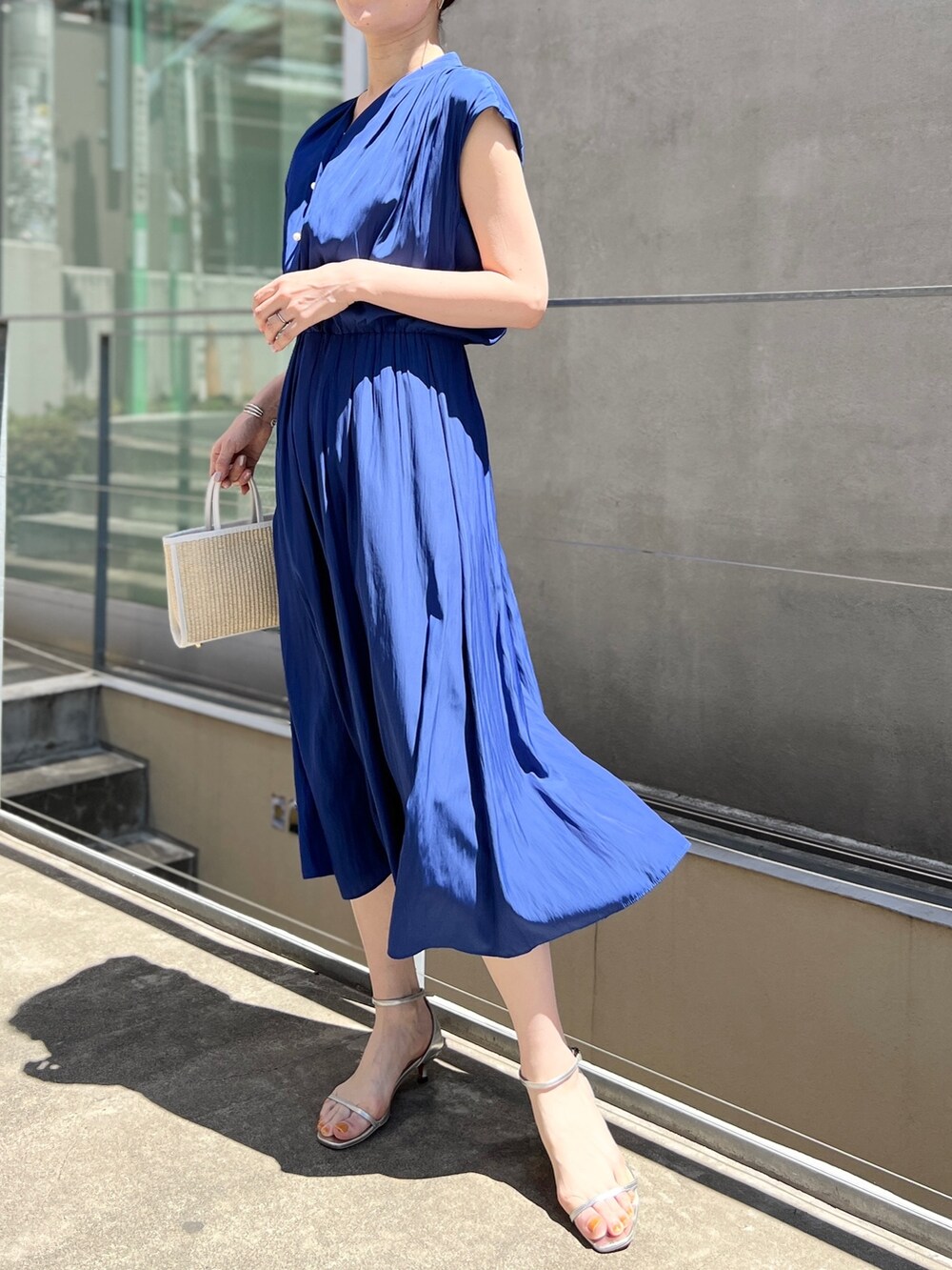 ホワイト系のトートバッグ、ブルー系のワンピース、ホワイト系のサンダルを着用したレディースの春コーディネートの8枚目の写真
