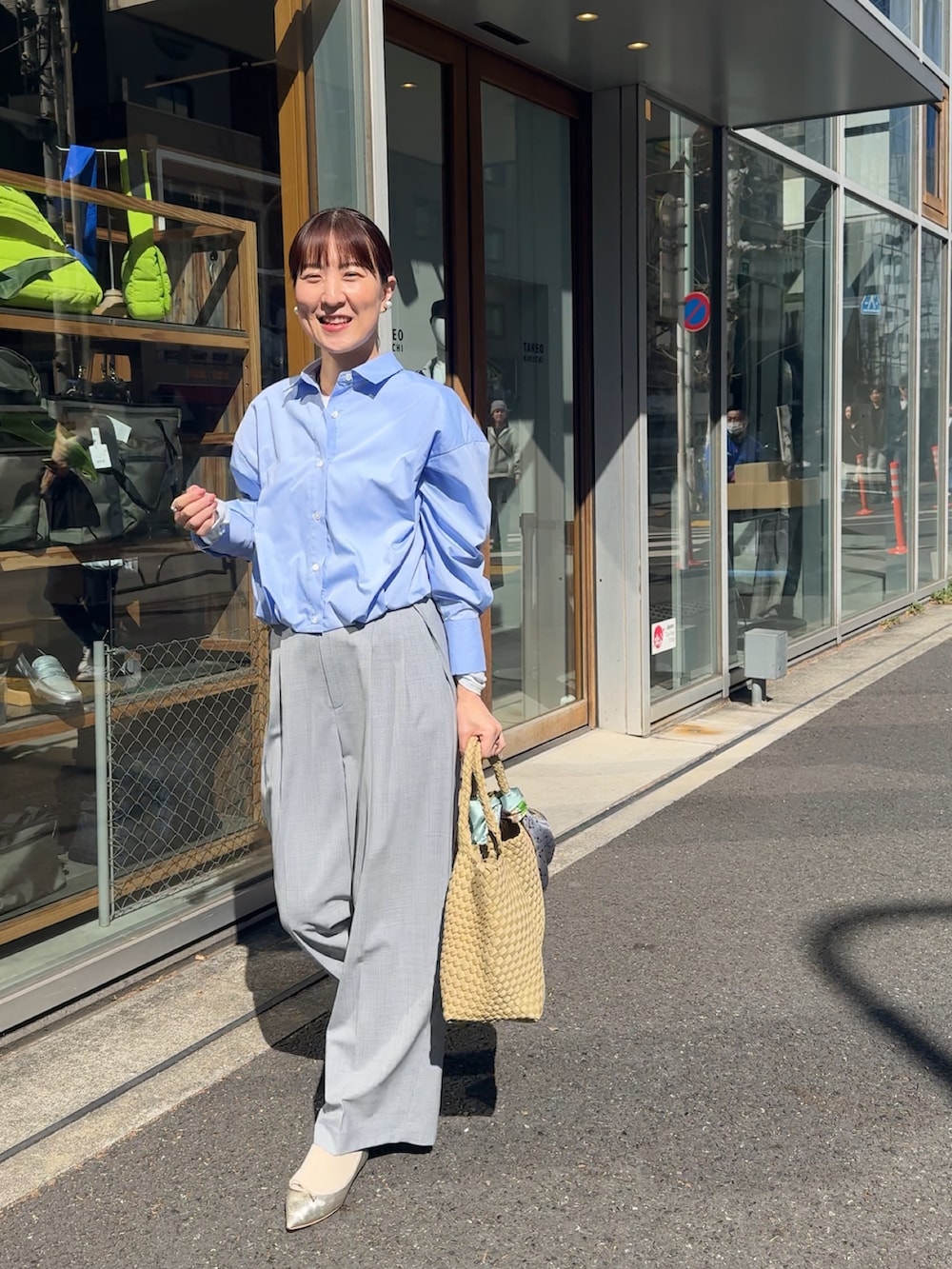 「シャツスタイル、シャツ、シャツコーデ、シャツ好き集まれ、青シャツ、ショート丈、パンツスタイル、パンツコーデ、サロペット、メッシュバッグ、メッシュ、スカーフ、マニプリ」｜「NOLLEY’Sの《オールシーズン対応》ウォッシャブルHandsomeサスペンダー2WAYパンツ（その他パンツ、グレー系）」を使った、yamaguchiさん（レディース・163cm）の春コーディネートの7枚目の写真