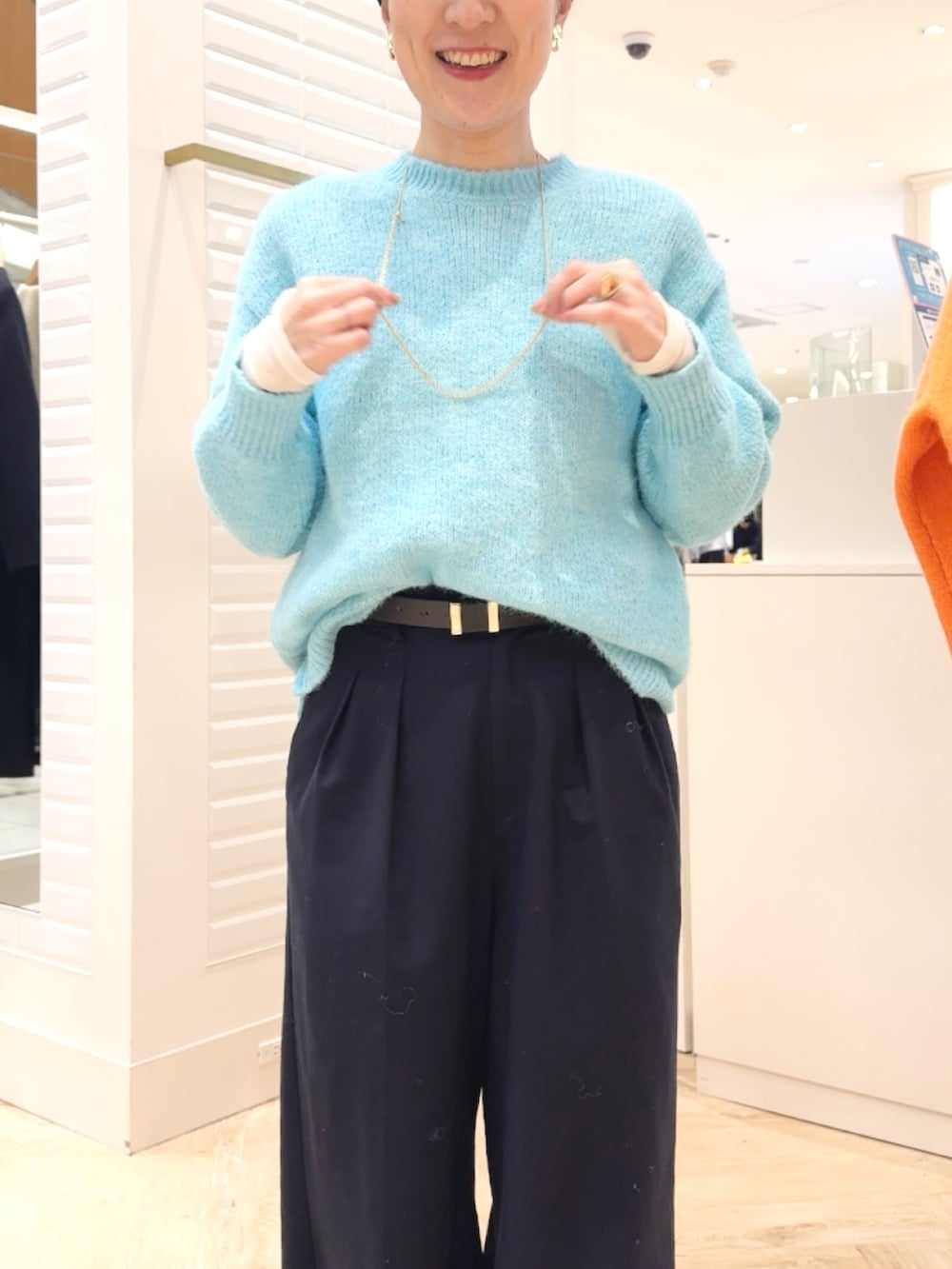 「ニット、ニットコーデ、ブルー、ターコイズブルー、ターコイズ、レザーバッグ、大人女子、冬のコーデ、パンツスタイル、ふわふわニット、ふわふわ、女子会コーデ、あったかコーデ」|「Lisa Conteのムートン刺繍チャーム made in Italy(チャーム、ベージュ系)」を使った、yamaguchiさん(レディース・163cm)の冬コーディネートの2枚目の写真