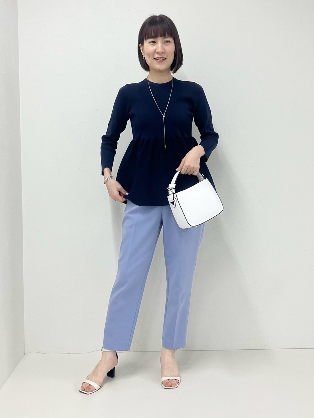 ブルー系のその他パンツ、ホワイト系のショルダーバッグ、ブルー系のニット/セーターを着用したレディースの冬コーディネートの3枚目の写真