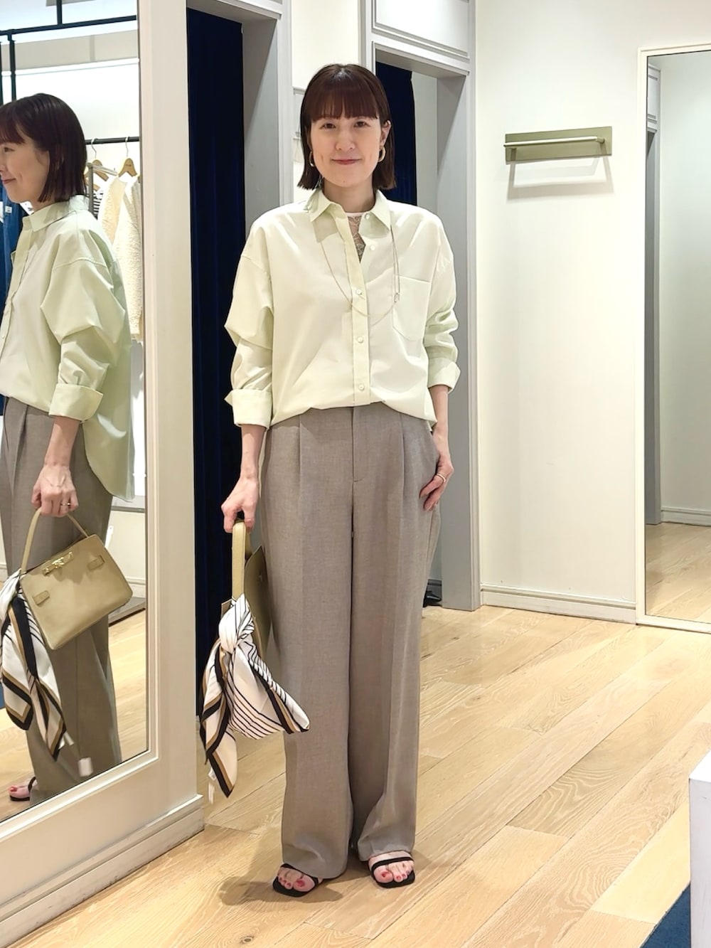 ベージュ系のその他パンツ、ベージュ系のトートバッグ、ホワイト系のシャツ/ブラウスを着用したレディースの春コーディネートの7枚目の写真