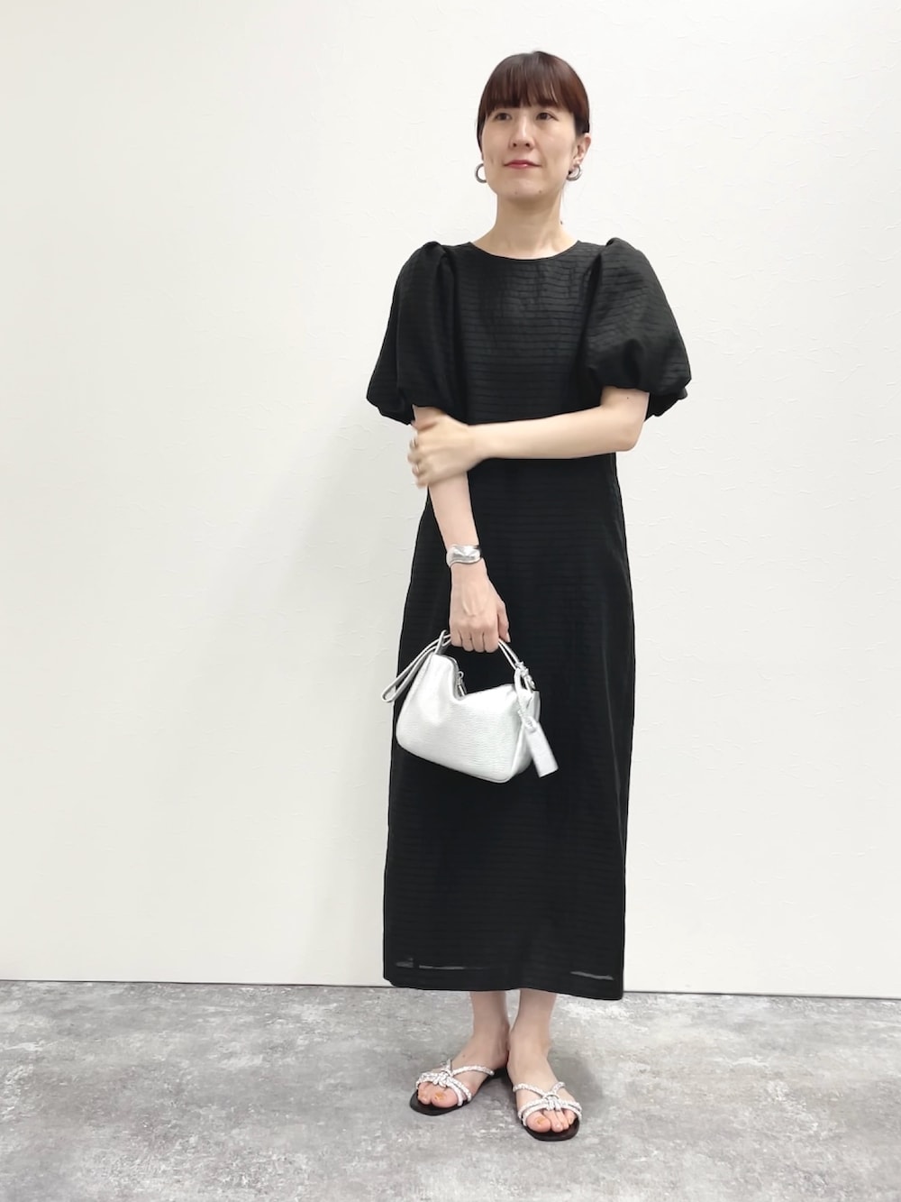 「ワントーンコーデ、ワンピース、ワンピーススタイル、ブラック、黒ワンピ、シルバー、パフスリーブ、袖ボリューム、袖コンシャス、大人カジュアル、シンプルコーデ、春夏コーデ」｜「LAURA DI MAGGIOの【LAURA DI MAGGIO/ ラウラディマッジョ】オープンハンドルショルダーバッグ（ショルダーバッグ、シルバー系）」を使った、yamaguchiさん（レディース・163cm）の春コーディネートの7枚目の写真