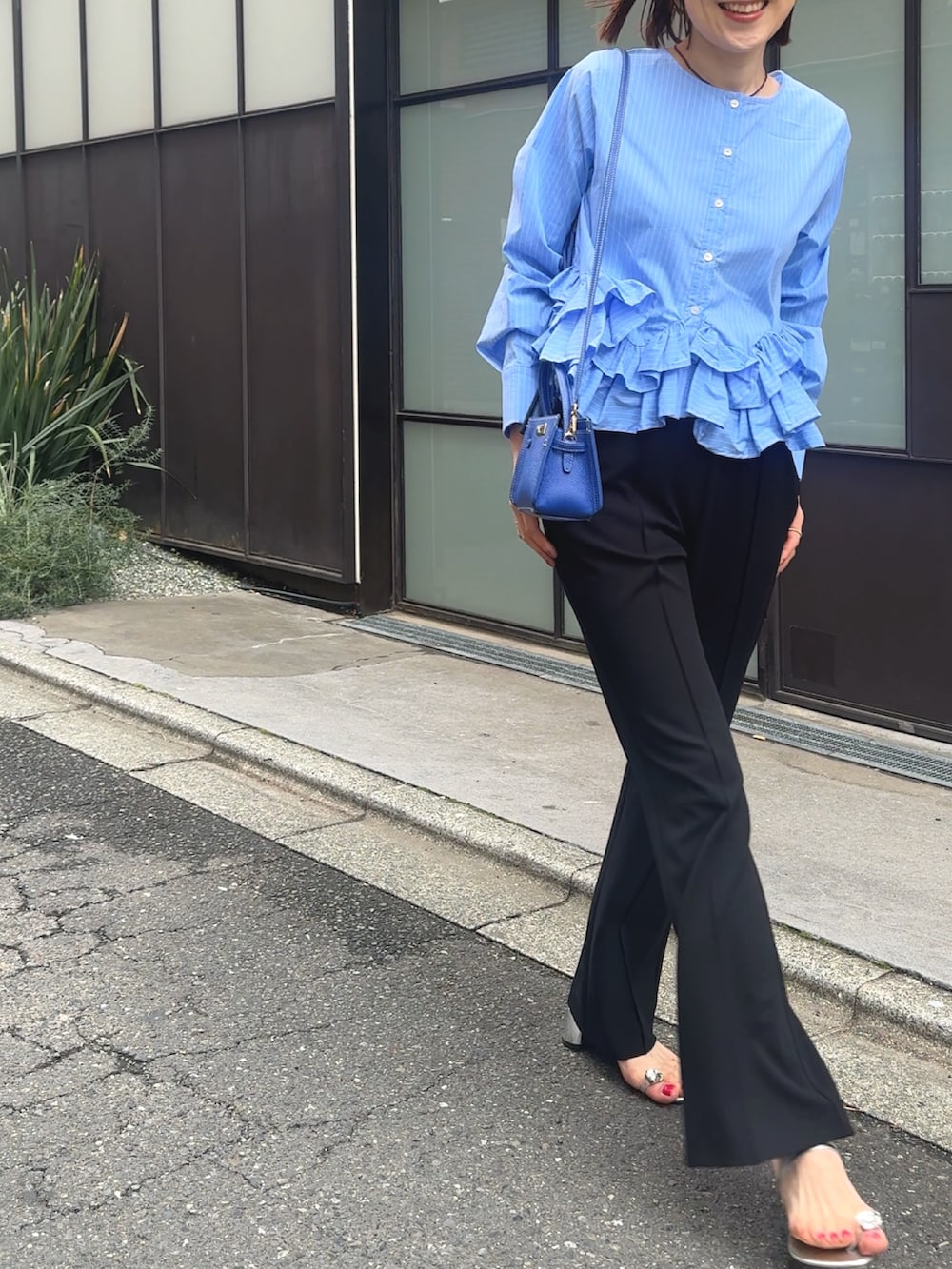 ブルー系のシャツ/ブラウス、ブラック系のその他パンツ、ベージュ系のショルダーバッグを着用したレディースの春コーディネートの9枚目の写真