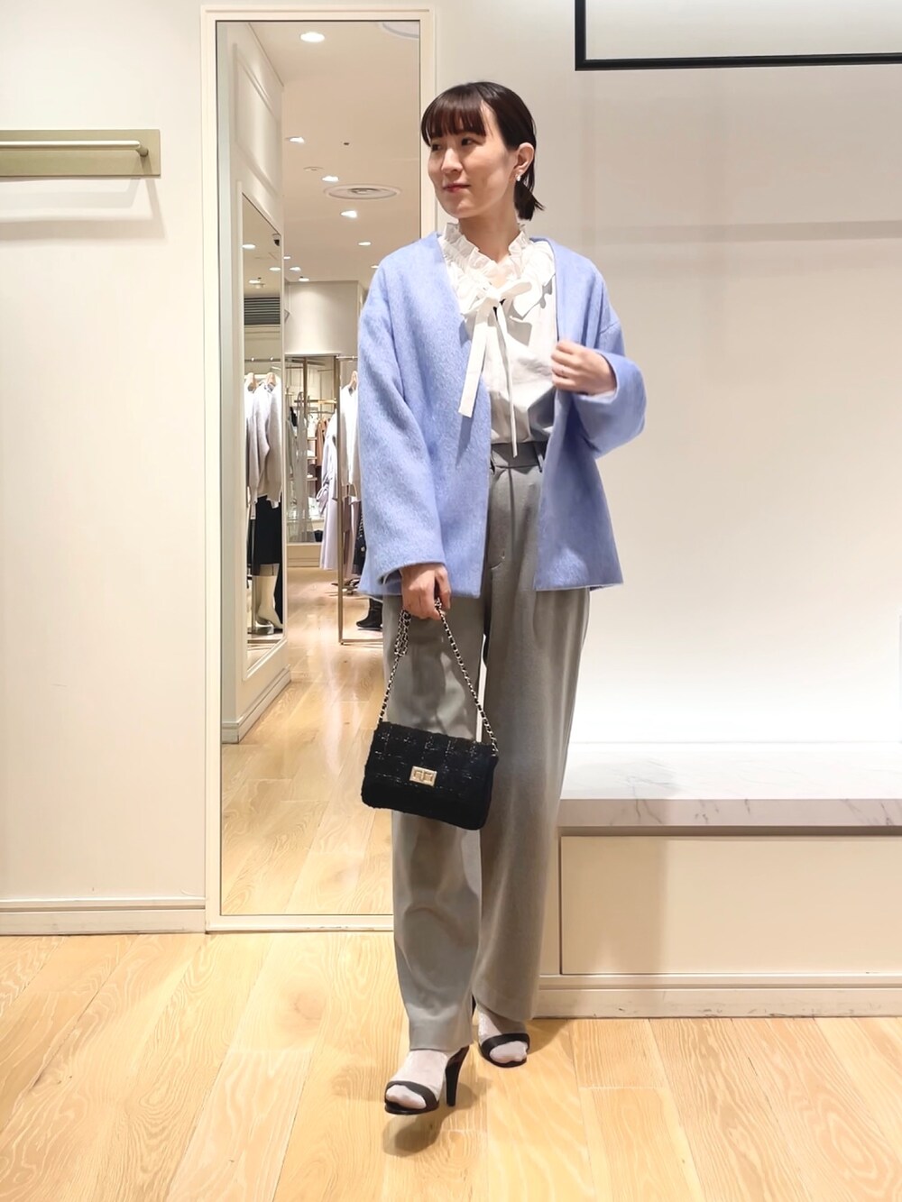 グレー系のその他パンツ、ブルー系のその他アウター、ホワイト系のシャツ/ブラウスを着用したレディースの秋コーディネートの5枚目の写真