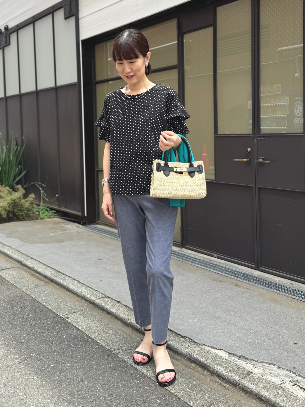 ゴールド系のサンダル、ブルー系のその他パンツ、ブラック系のかごバッグを着用したレディースの春コーディネートの5枚目の写真