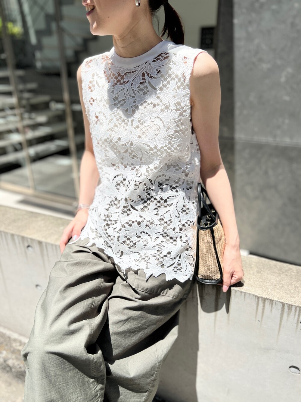 ブラック系のトートバッグ、グリーン系のその他パンツ、ホワイト系のシャツ/ブラウスを着用したレディースの夏コーディネートの3枚目の写真