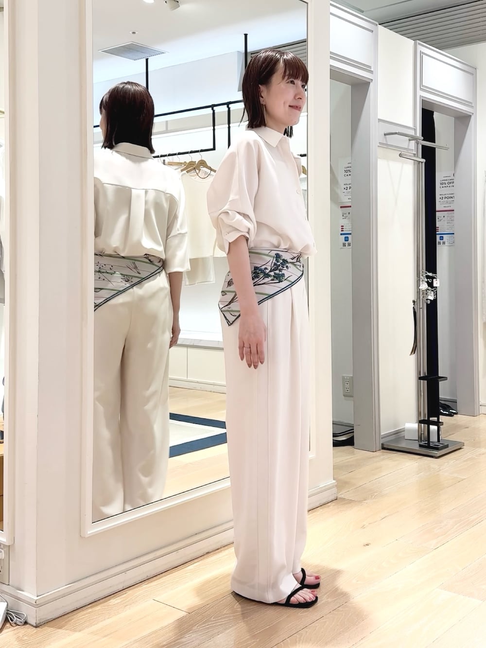 ホワイト系のシャツ/ブラウス、ホワイト系のキャミソール、ホワイト系のその他パンツを着用したレディースの春コーディネートの3枚目の写真