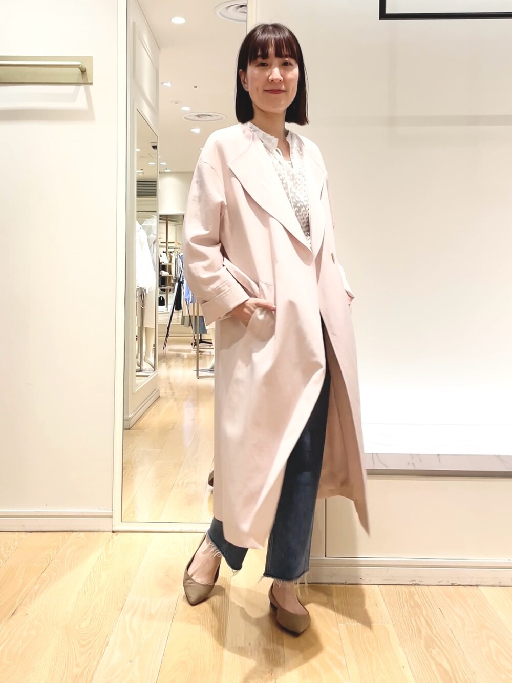 ベージュ系のニット/セーター、ピンク系のノーカラーコート、ホワイト系のシャツ/ブラウスを着用したレディースの春コーディネートの9枚目の写真