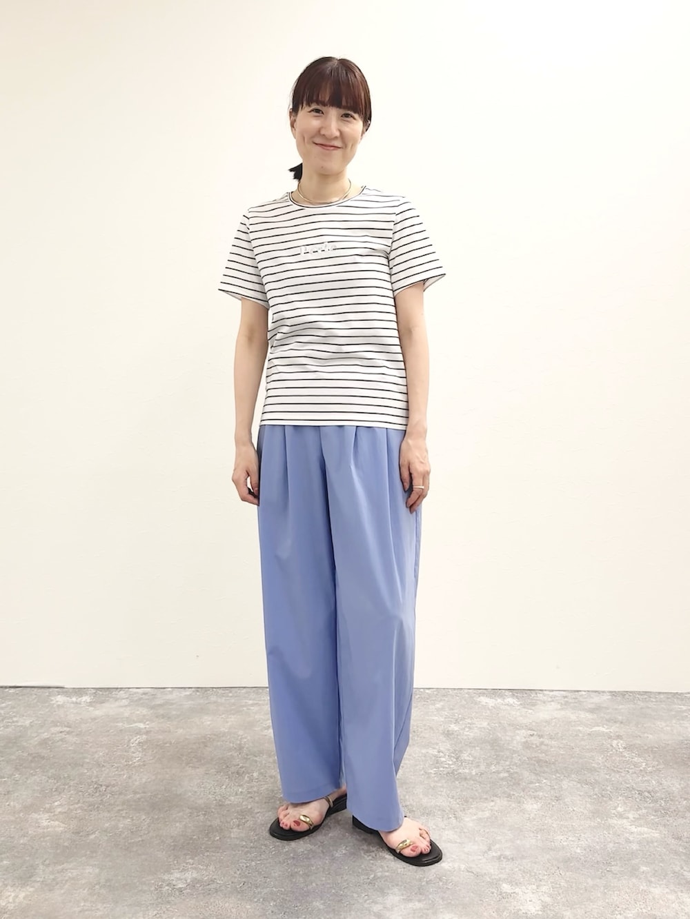 ホワイト系のTシャツ/カットソー、ブラウン系のサンダル、ブルー系のその他パンツを着用したレディースの夏コーディネートの4枚目の写真