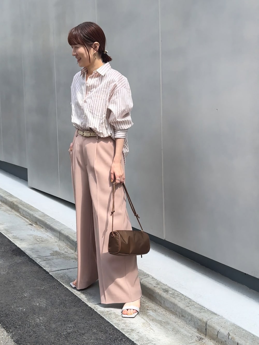ピンク系のその他パンツ、ブラウン系のショルダーバッグ、ピンク系のシャツ/ブラウスを着用したレディースの春コーディネートの5枚目の写真